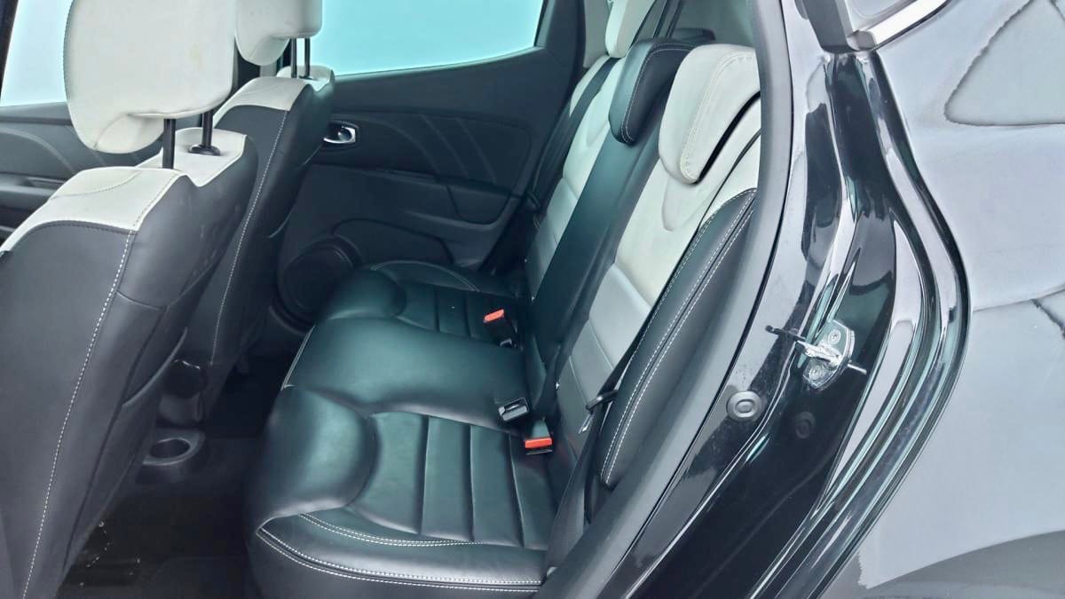 Renault Clio Initiale Paris — luxe & sportivité à 3 min aéroport, place dédiée avec Audio Bluetooth