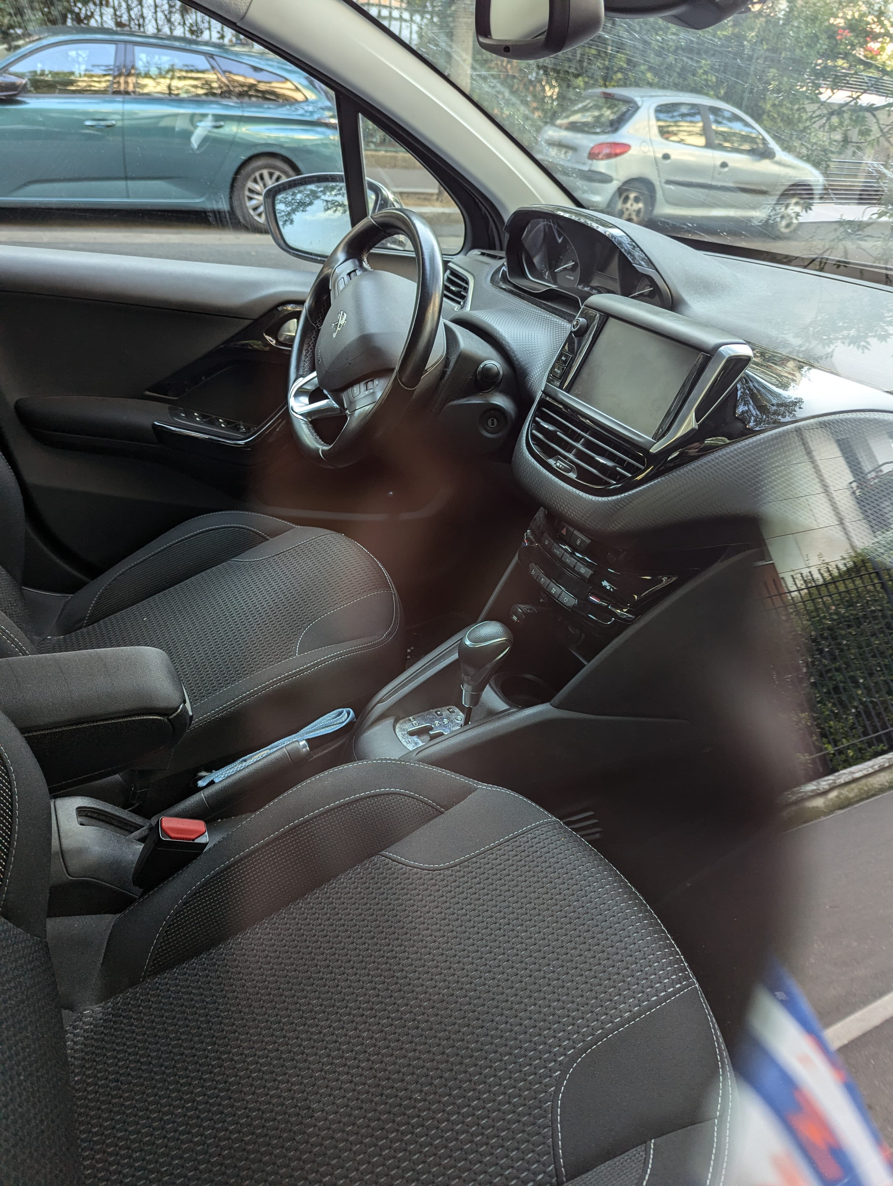 Peugeot 208 Allure 1.2 puretech 110 s&s eat6 avec Apple CarPlay