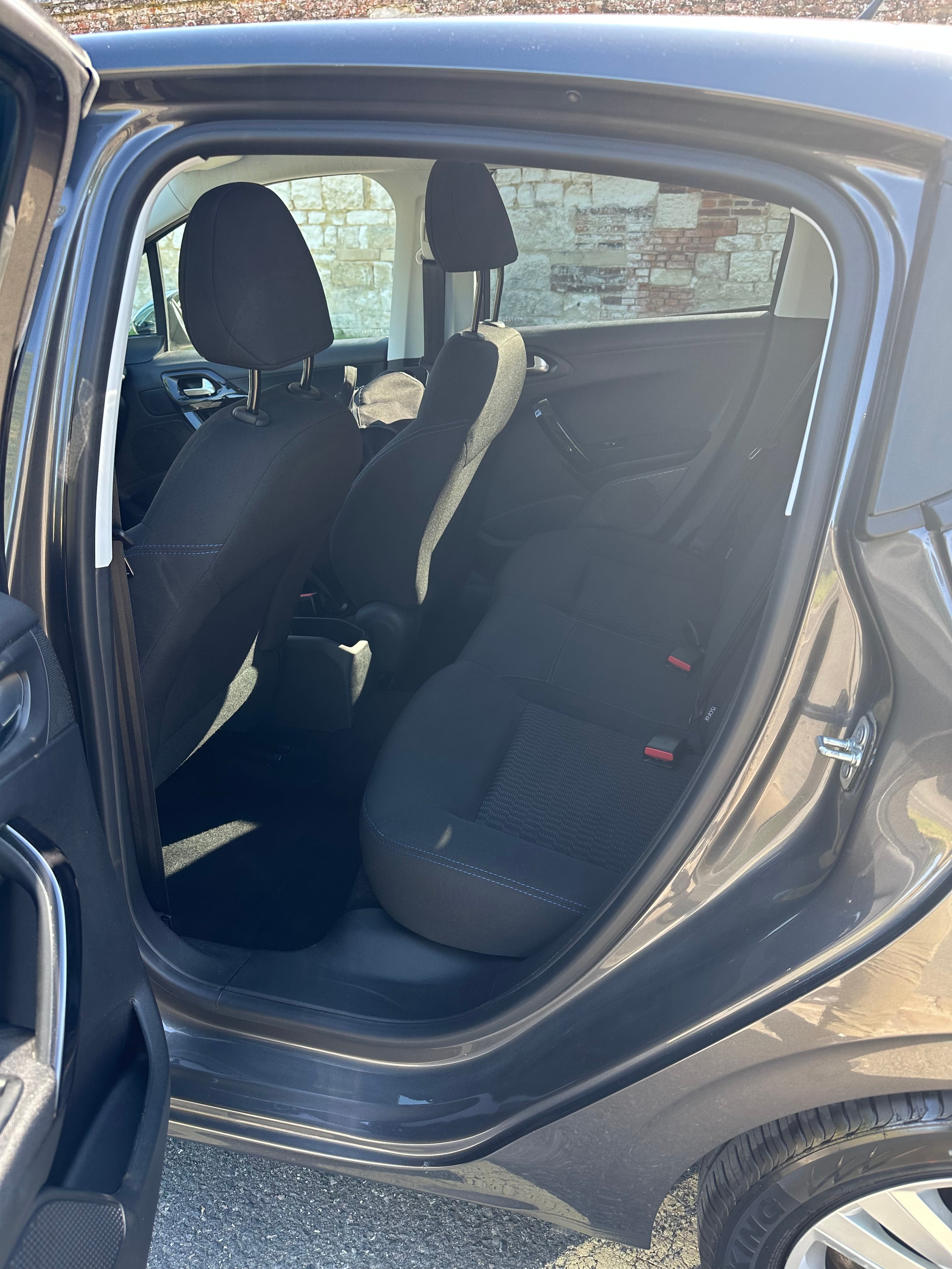 Peugeot 208 Phase 2 (5 Portes 1.2 VTi 12V S&S 82 cv) avec Audio Bluetooth