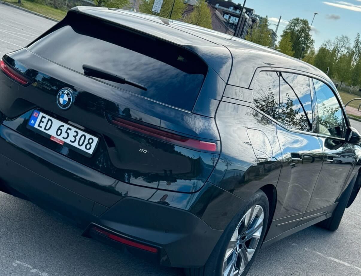 BMW iX xDrive50 med Babysete