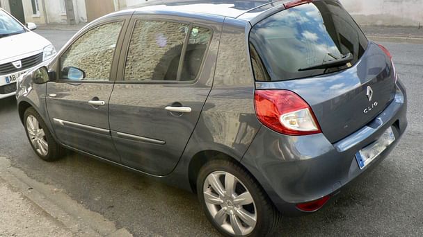 Renault Clio Louez la Renault Clio Essence – Sécurité, Confort et Économie !