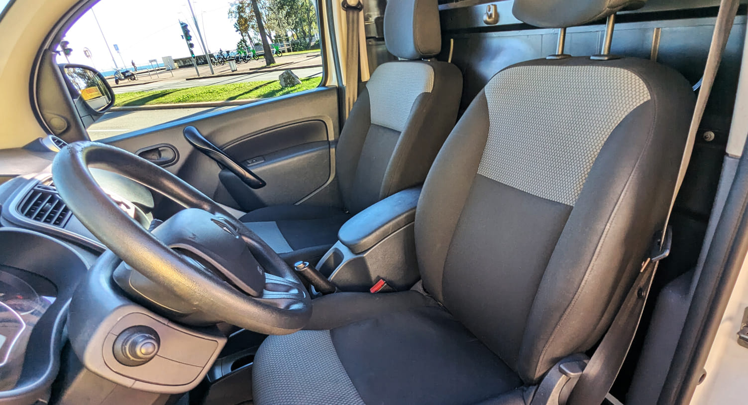 Renault Kangoo Express MAXI - Accès Direct et facile en Tram con Audio Bluetooth