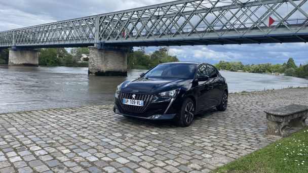 Peugeot 208 Louez la Peugeot 208 GT-Line – Sportivité, Technologie & Confort à Bordeaux !, 2023, Essence 95, automatique