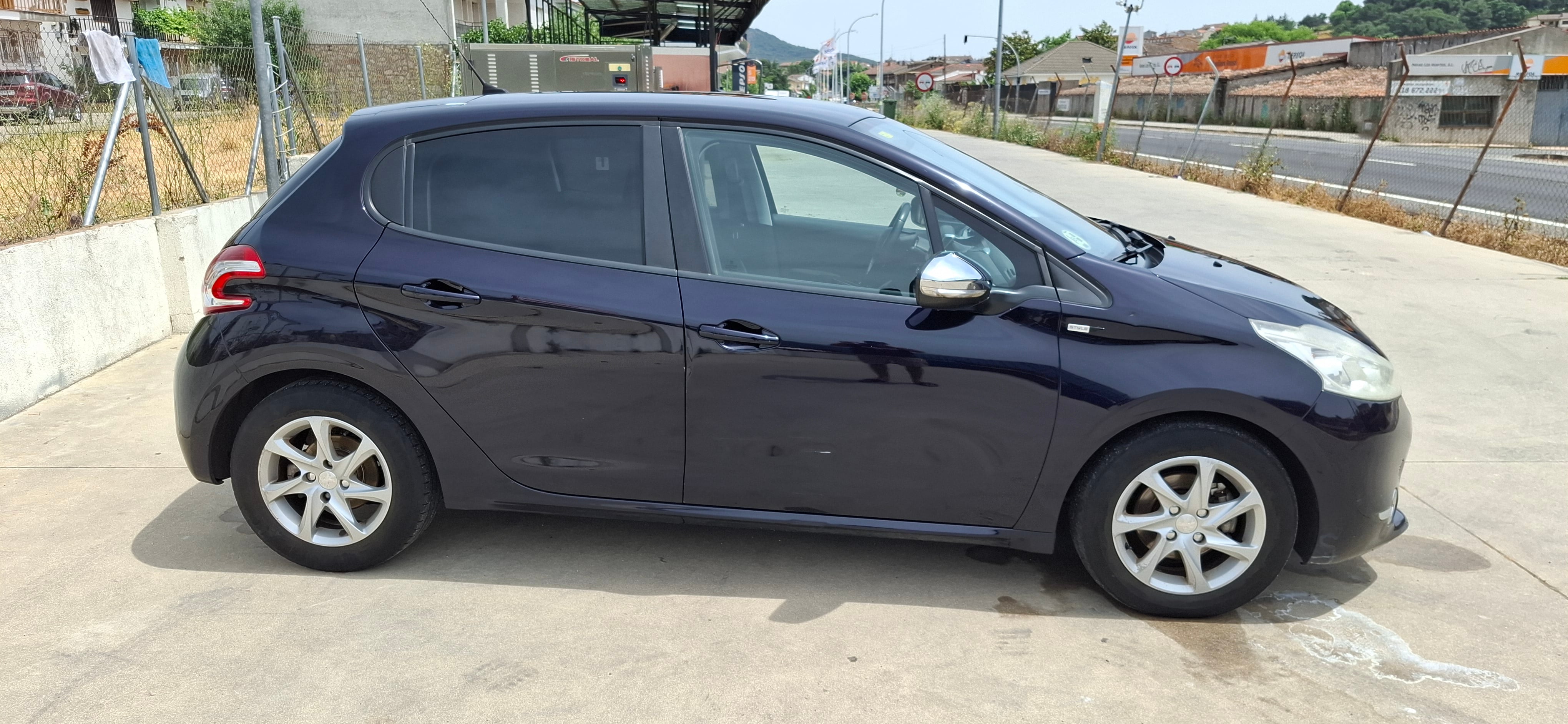 Peugeot 208 con Aire acondicionado