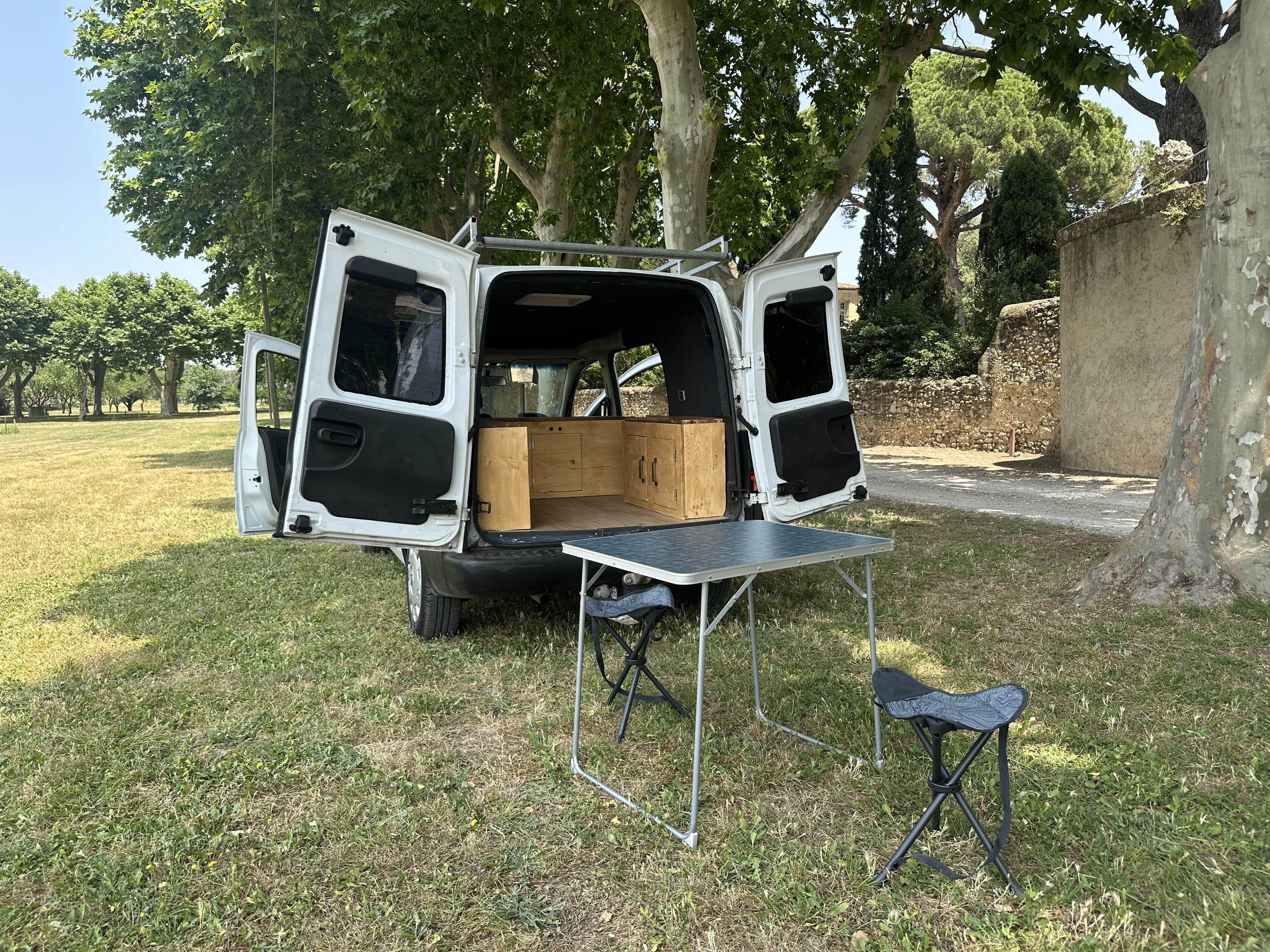 Opel Combo Aménagé 2 personnes - Cuisine - Douche solaire - Lit 2 places avec Audio Bluetooth