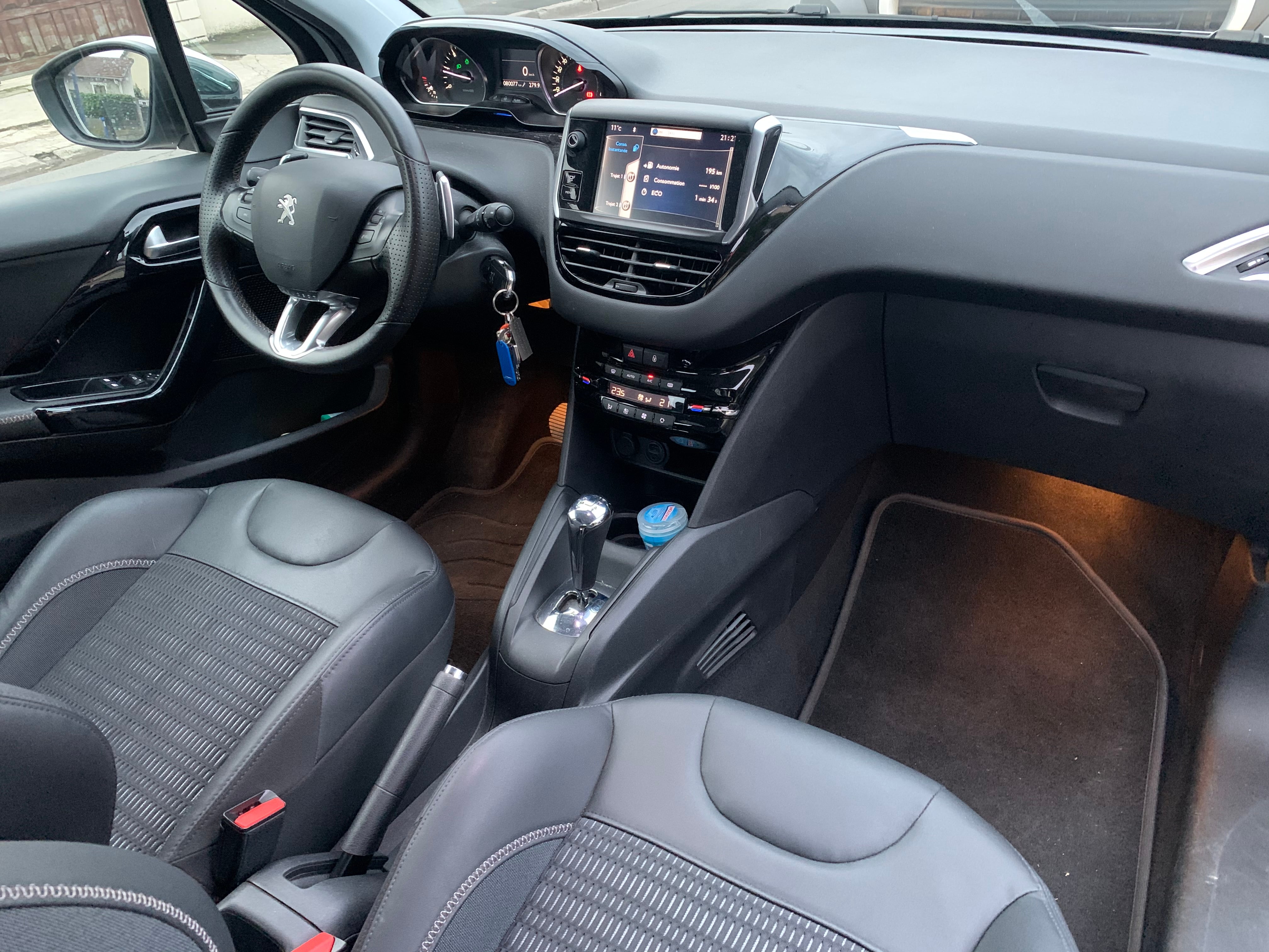 Peugeot 208 avec Entrée audio / iPod