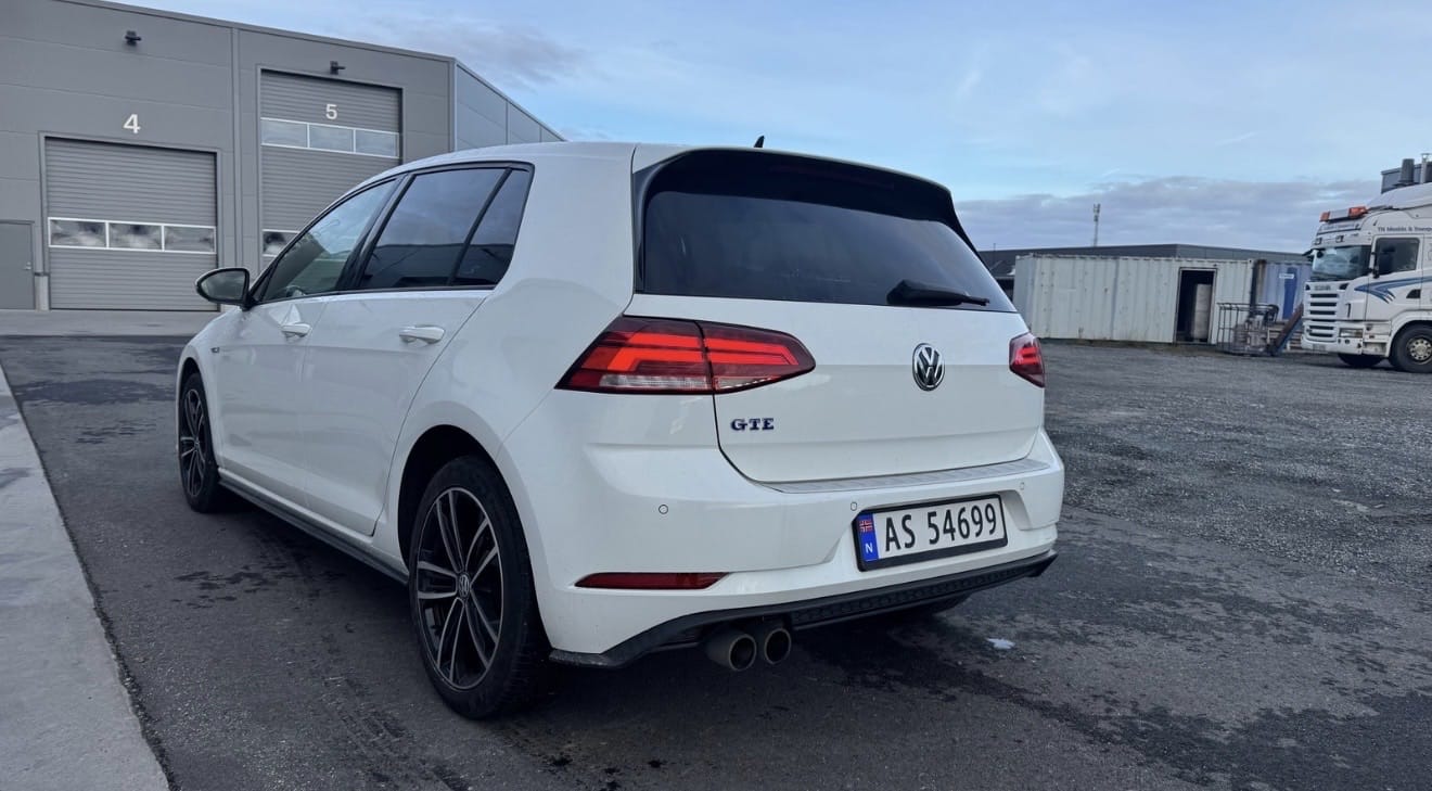 Volkswagen Golf with Air conditioning