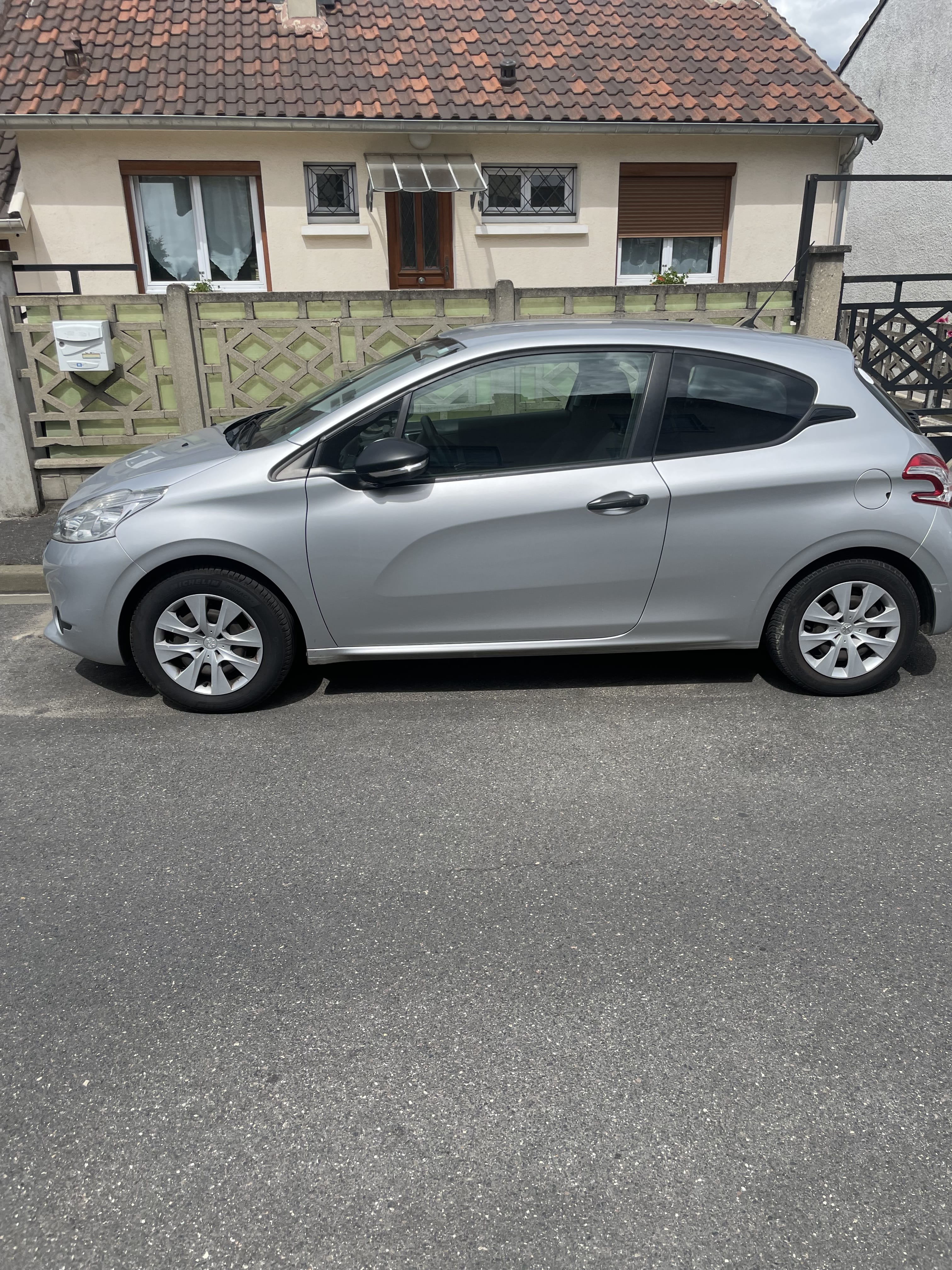 Peugeot 208 avec GPS