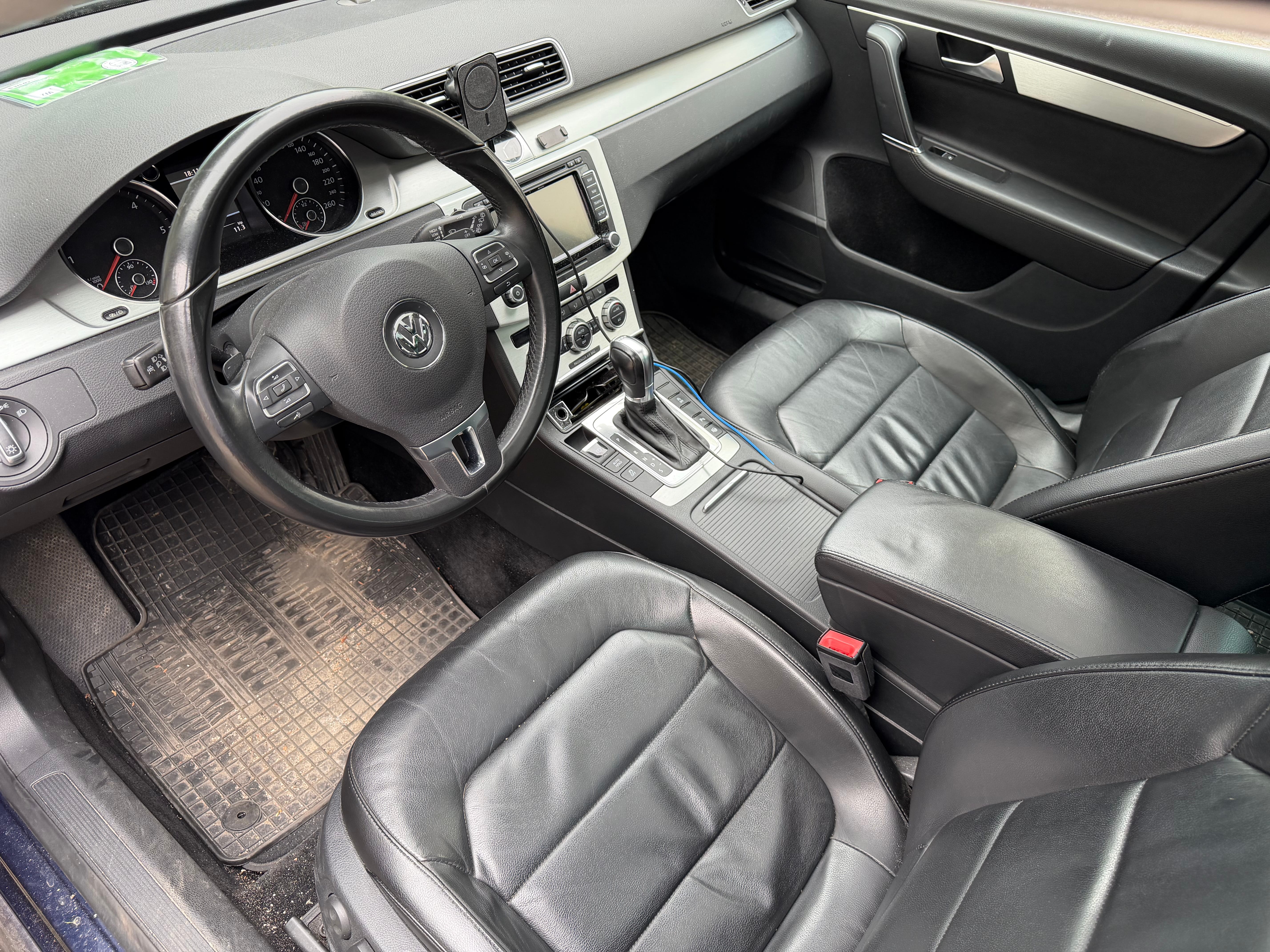 Volkswagen Passat 2.0L TDI SEL Premium mit Navigationsgerät