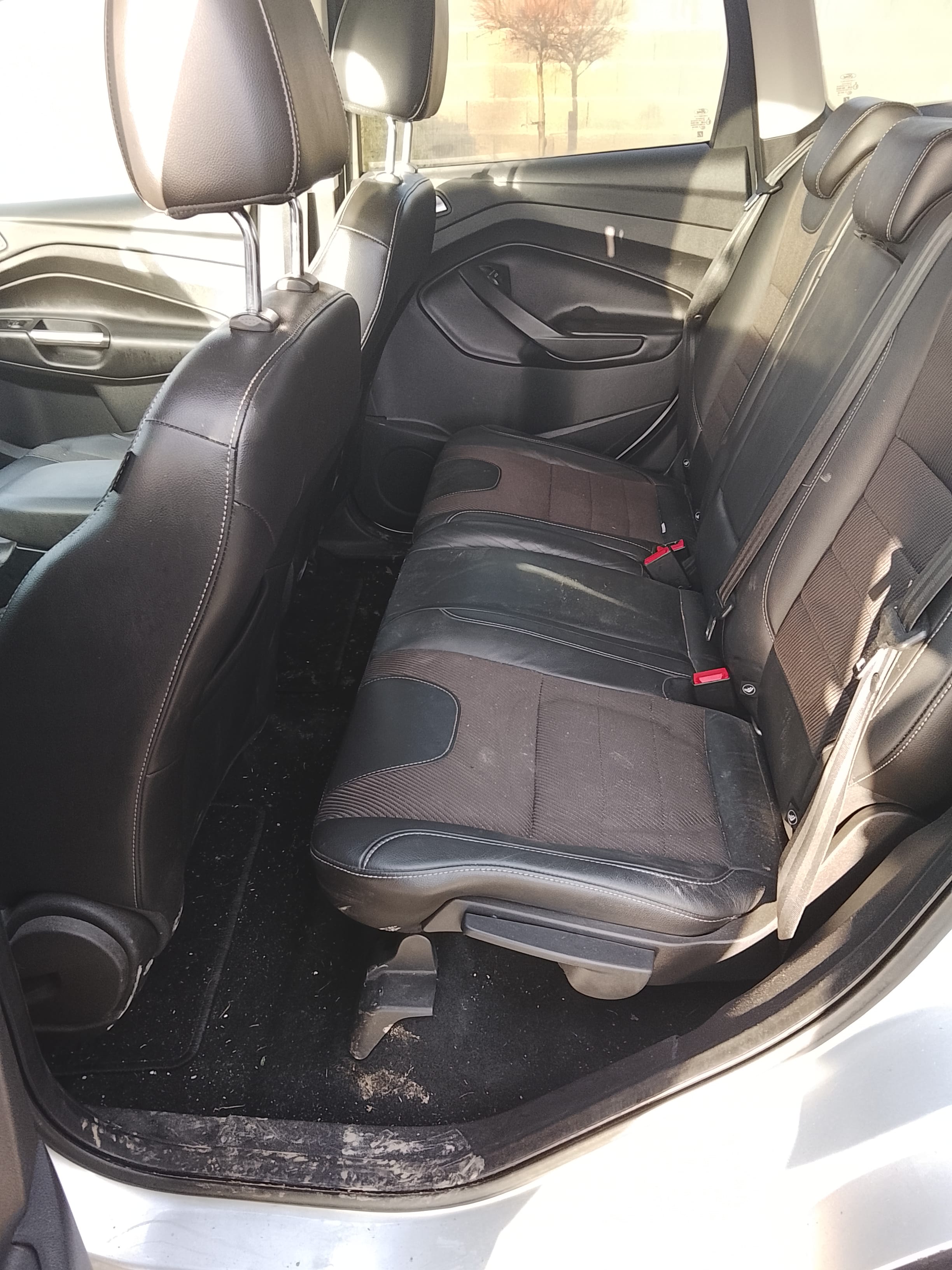 Ford Kuga avec Coffre de toit