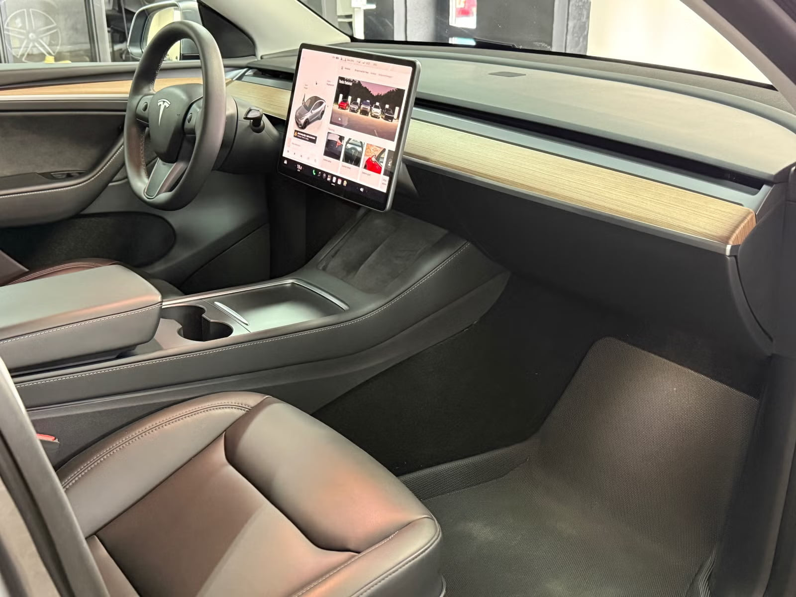 Tesla Model Y Performance med GPS