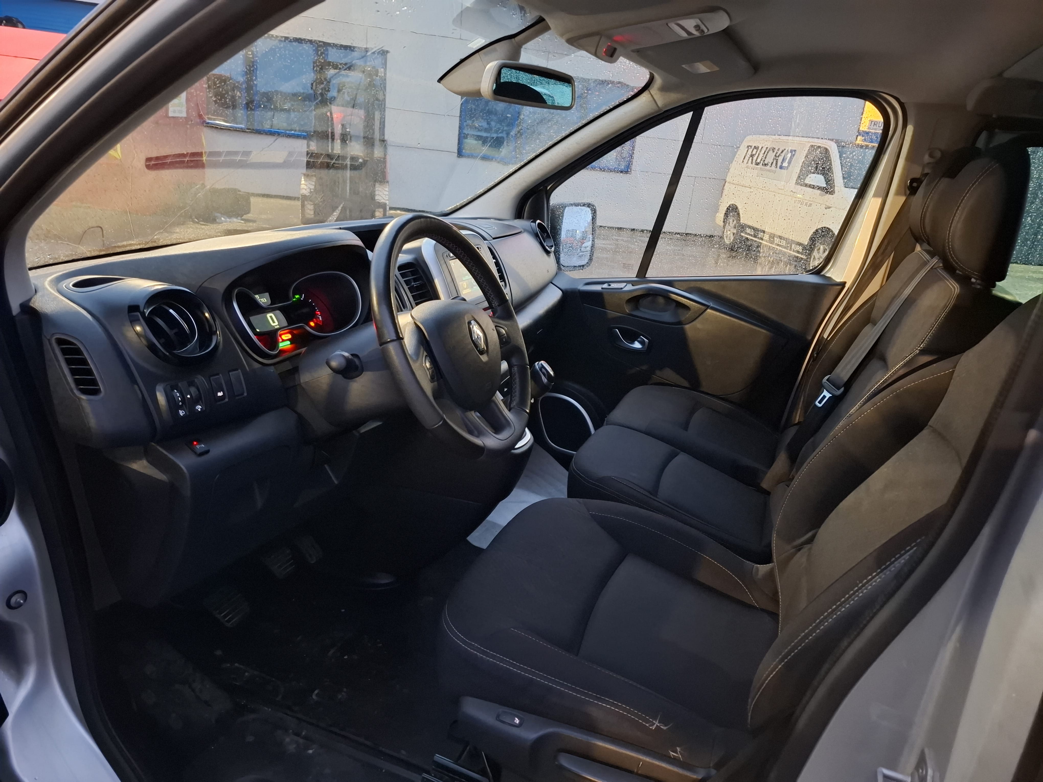 Renault Trafic 9 seter (lang utgave) met Sneeuwbanden