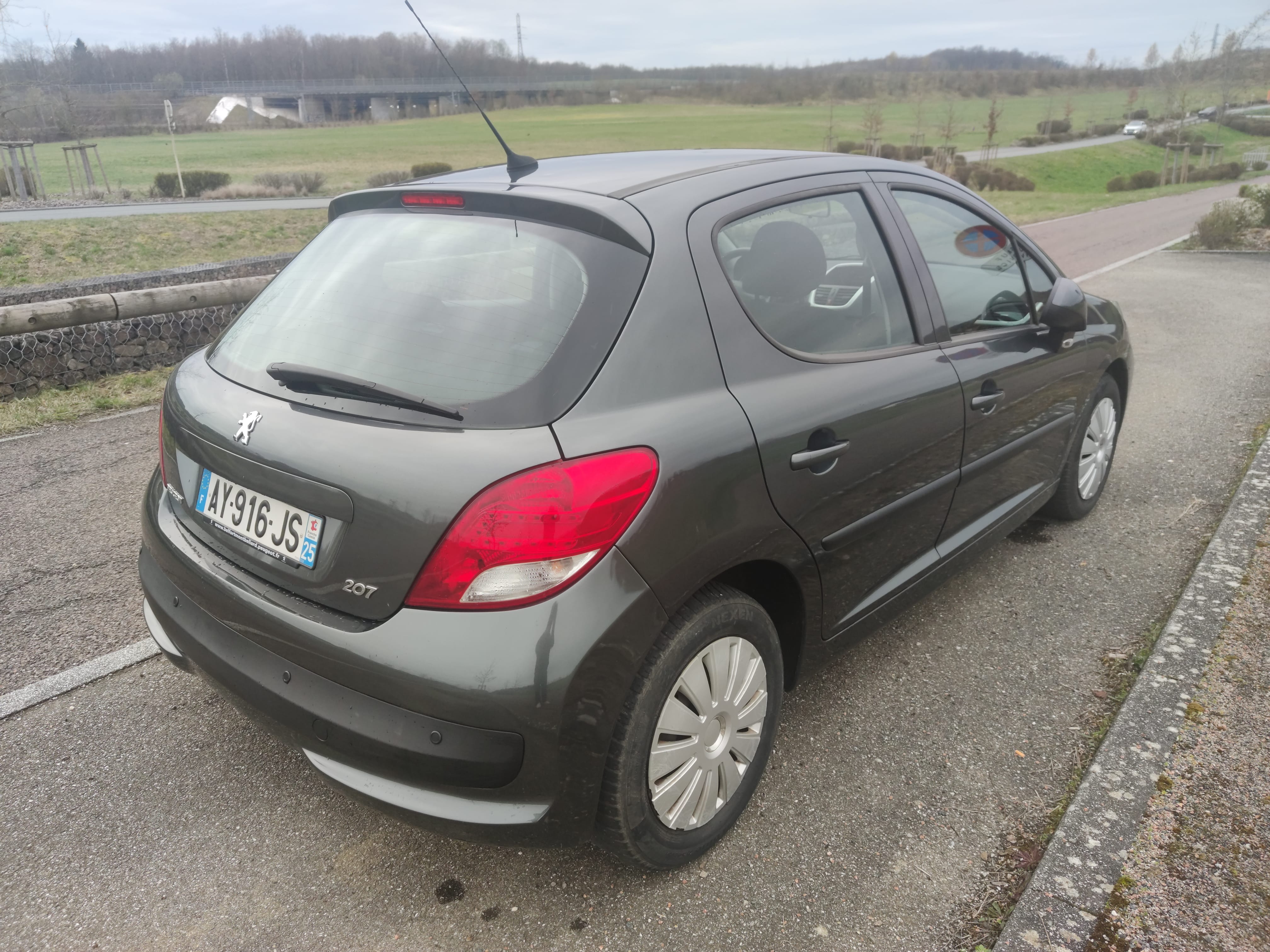 Peugeot 207 1.4 HDI avec Pneus neige