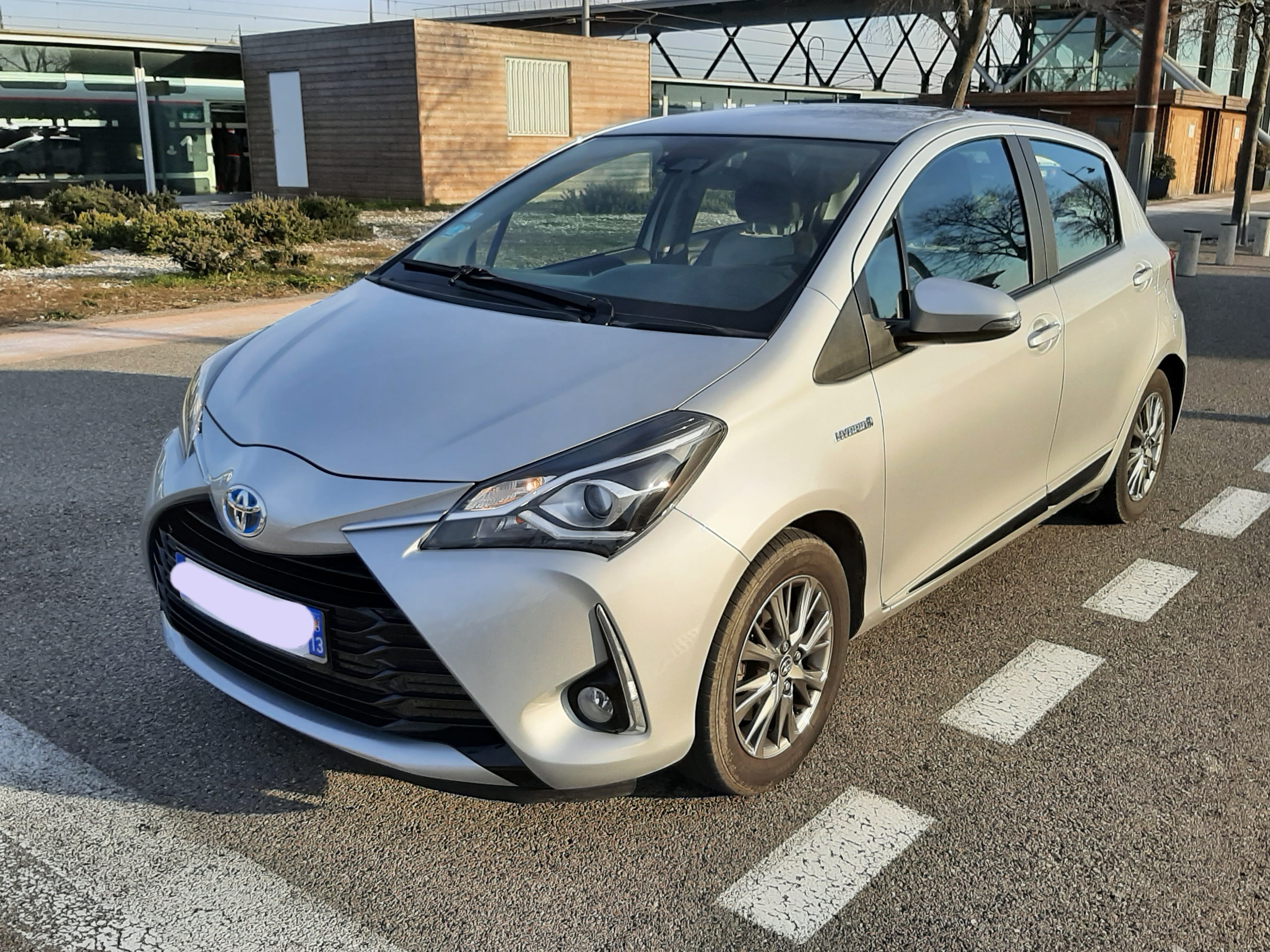 Toyota Yaris Hybride, 2017, Essence 95 / Électrique (hybride), automatique