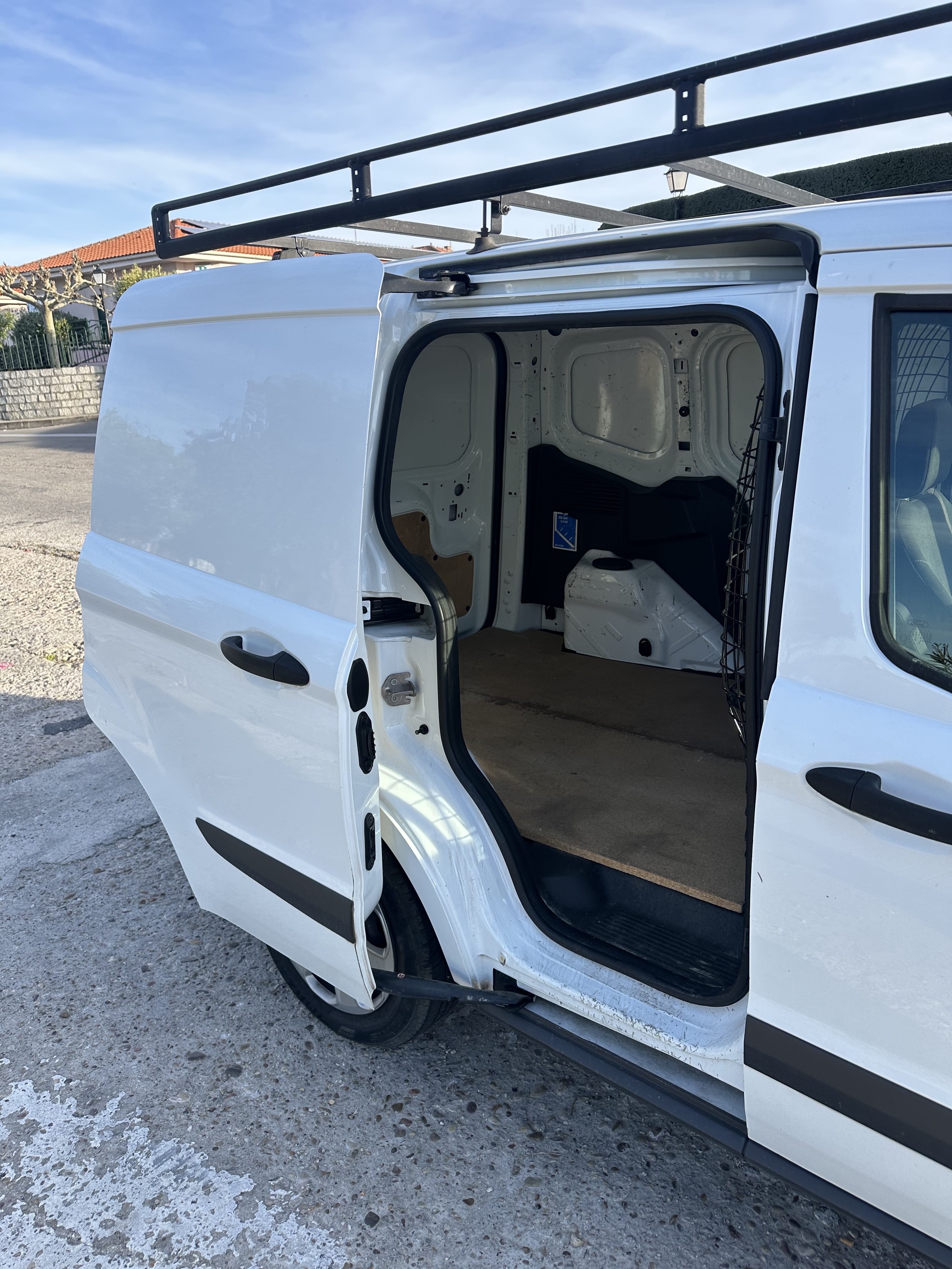 Ford Tourneo Courier con Entrada de Audio/iPod