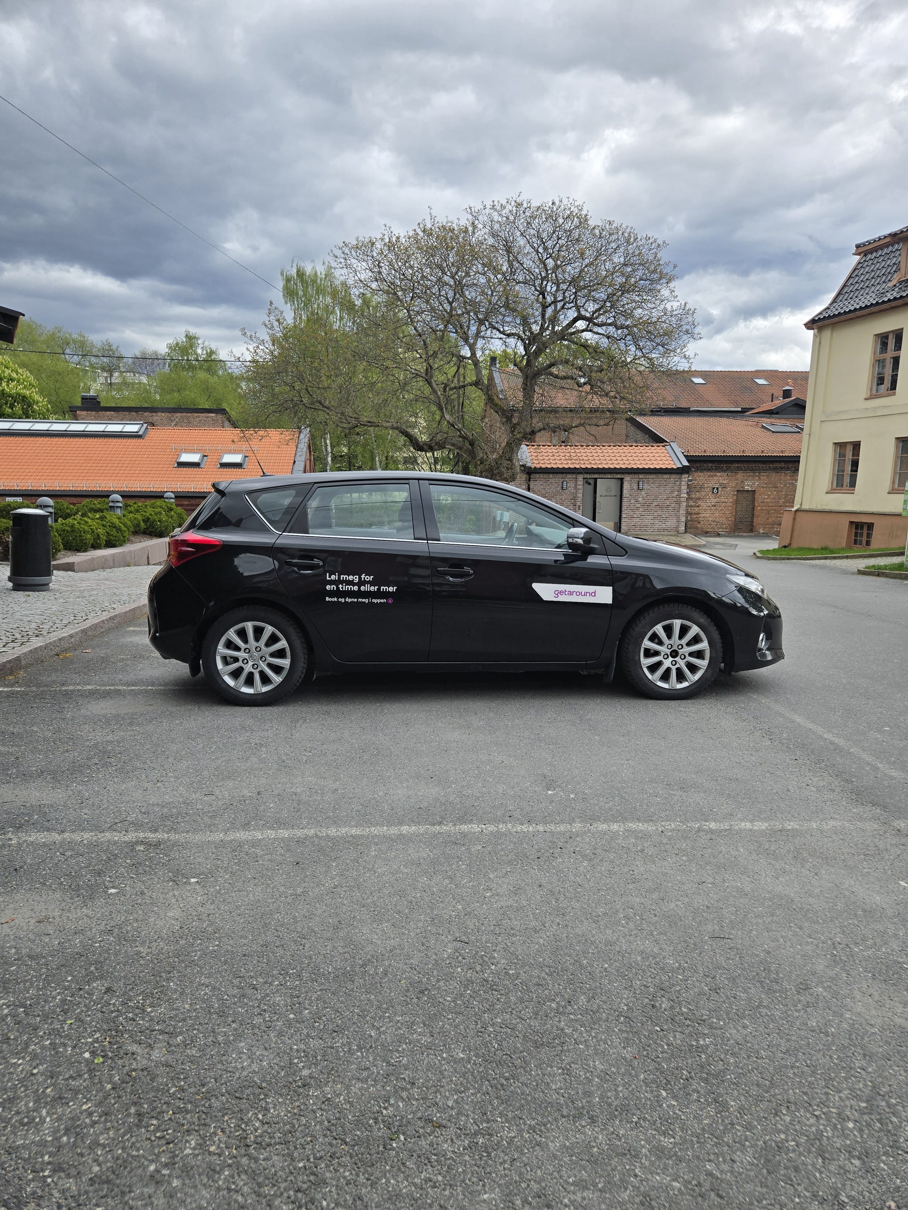 Toyota Auris 1,6 Bensin/ Automat/ hengerfeste, inkl. BEBOERKORT PARKERING. with Air conditioning