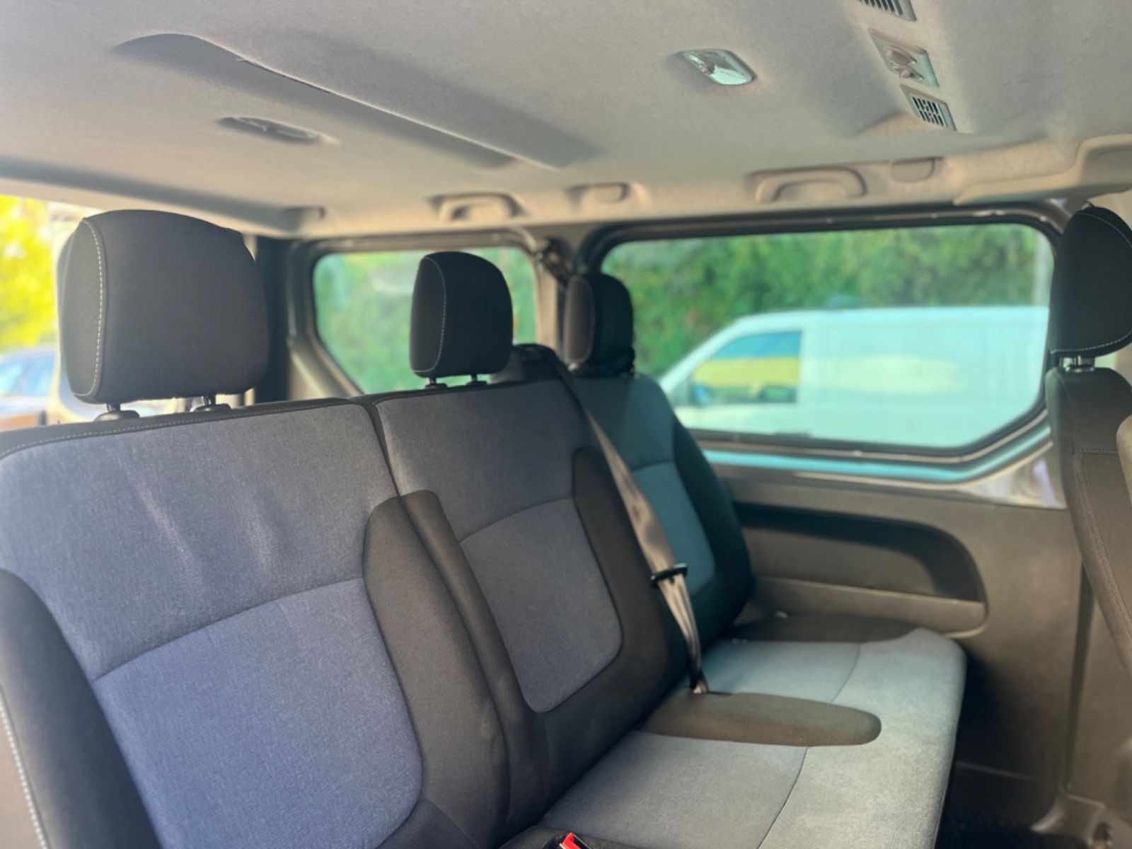 Opel Vivaro Combi avec Entrée audio / iPod
