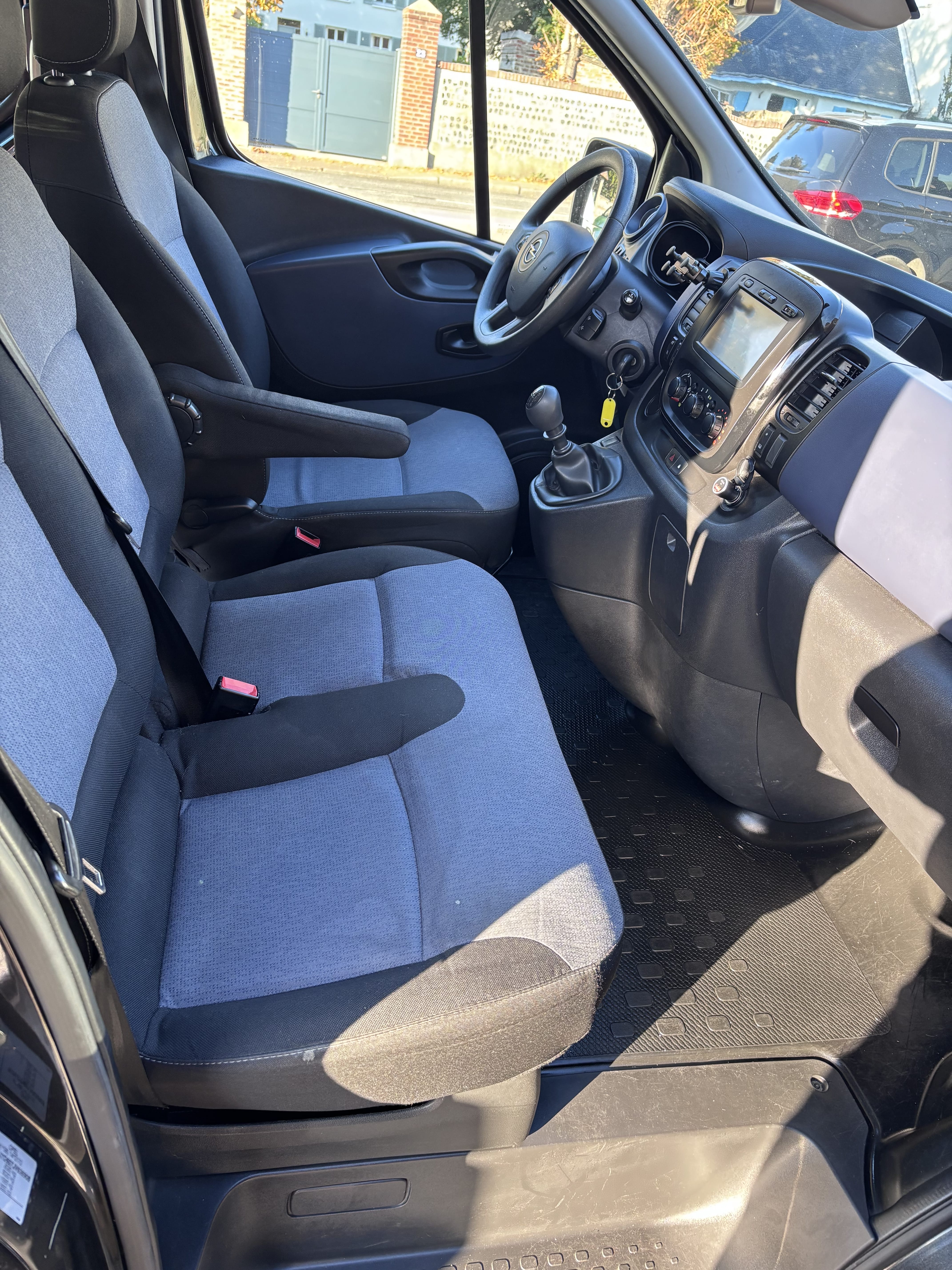 Opel Vivaro Combi avec GPS