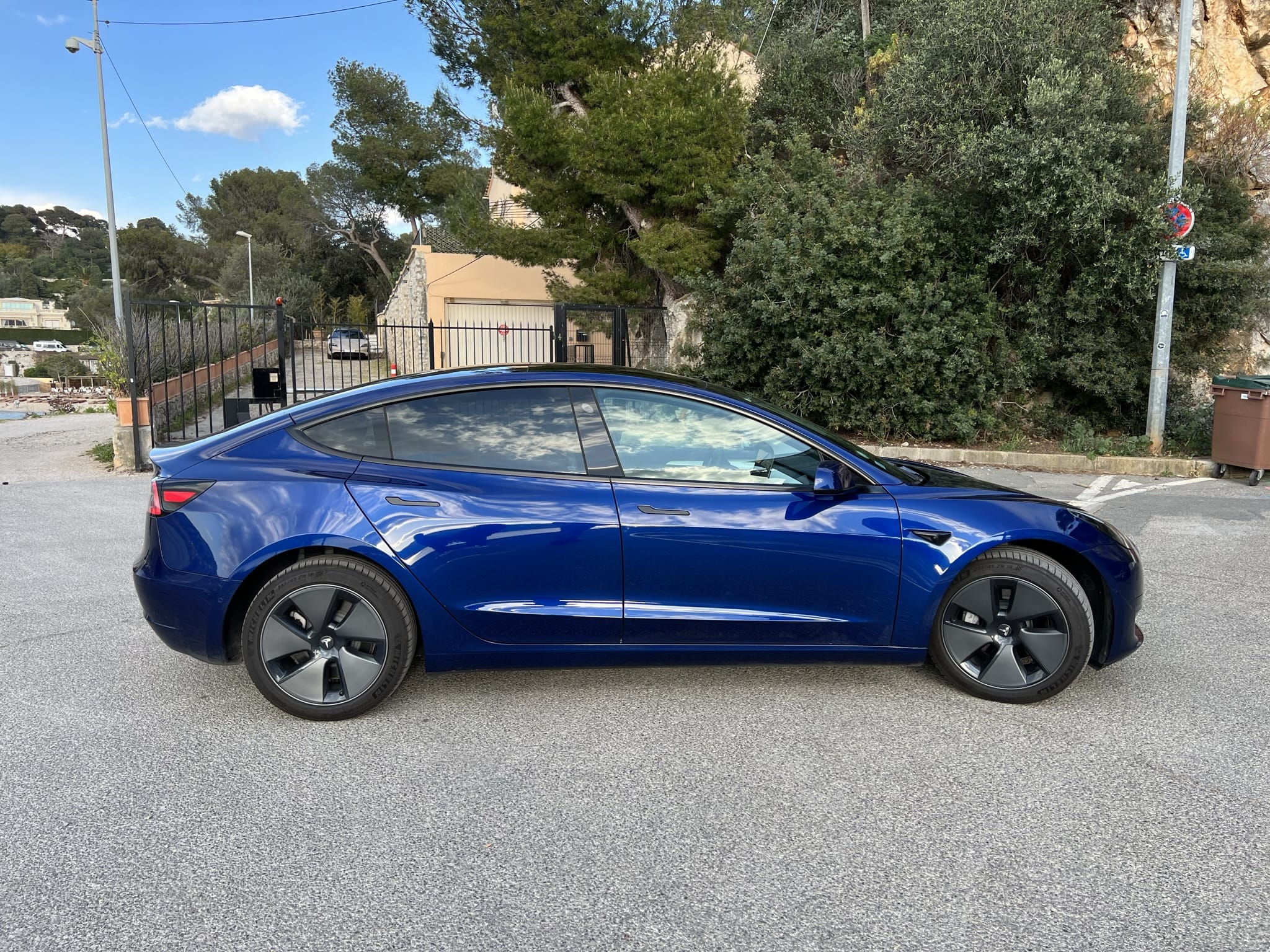 Tesla Model 3 RWD Bleue Intérieur blanc avec Climatisation