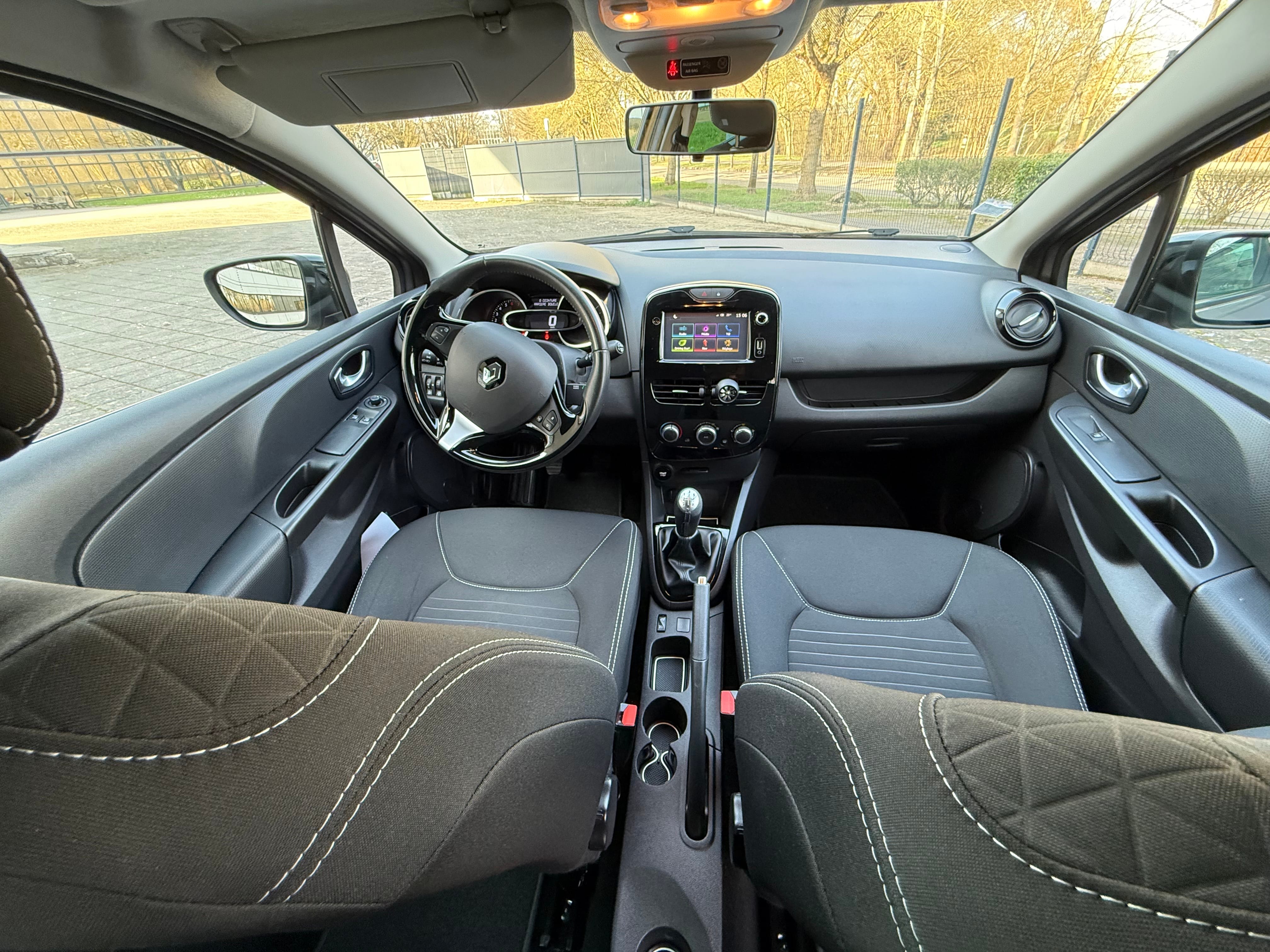 Renault Clio 4 Connectée - Gare de Metz 24h/24" avec Port USB