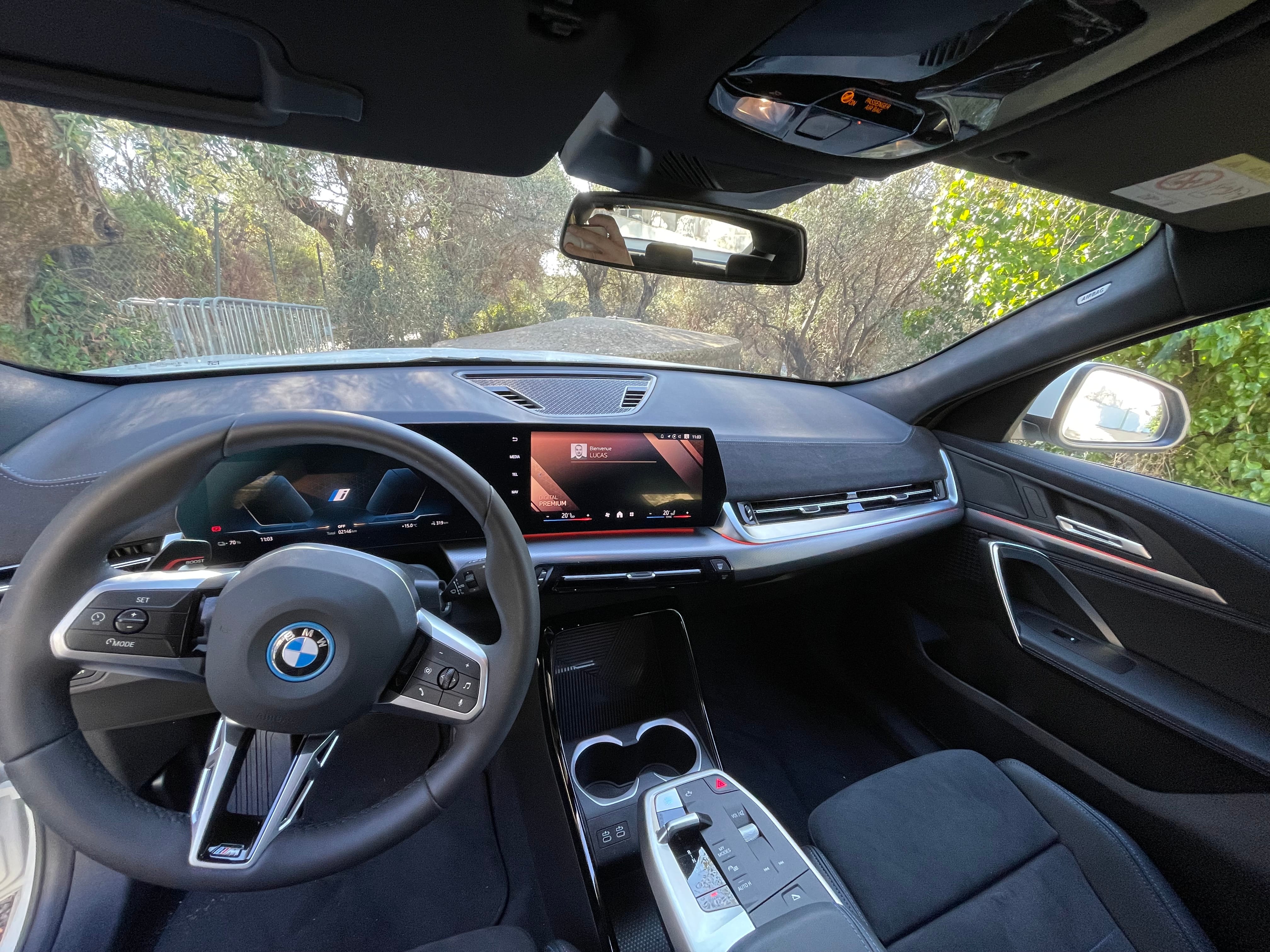 BMW iX2 eDrive20 avec Apple CarPlay
