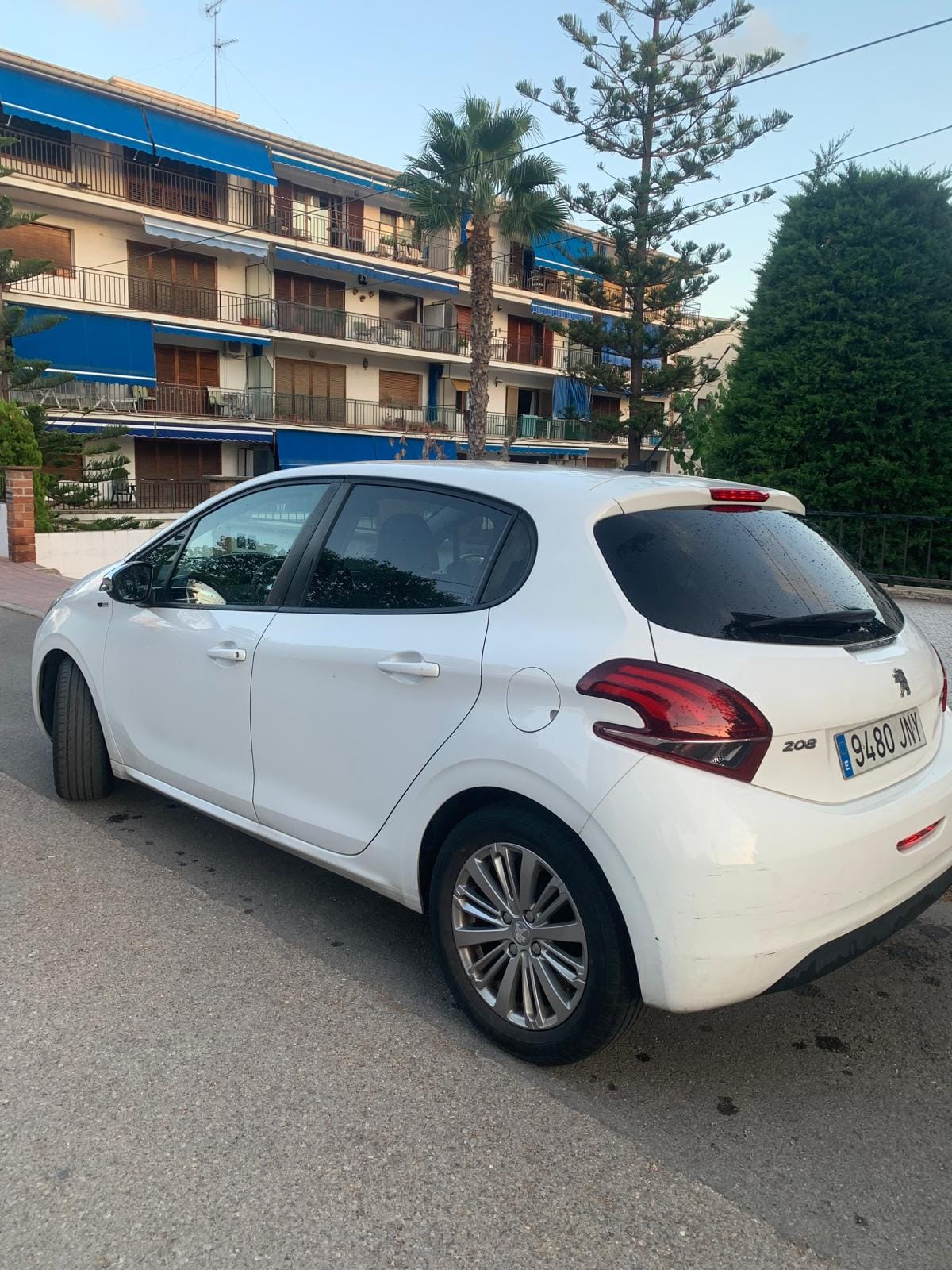 Peugeot 208 con Aire acondicionado