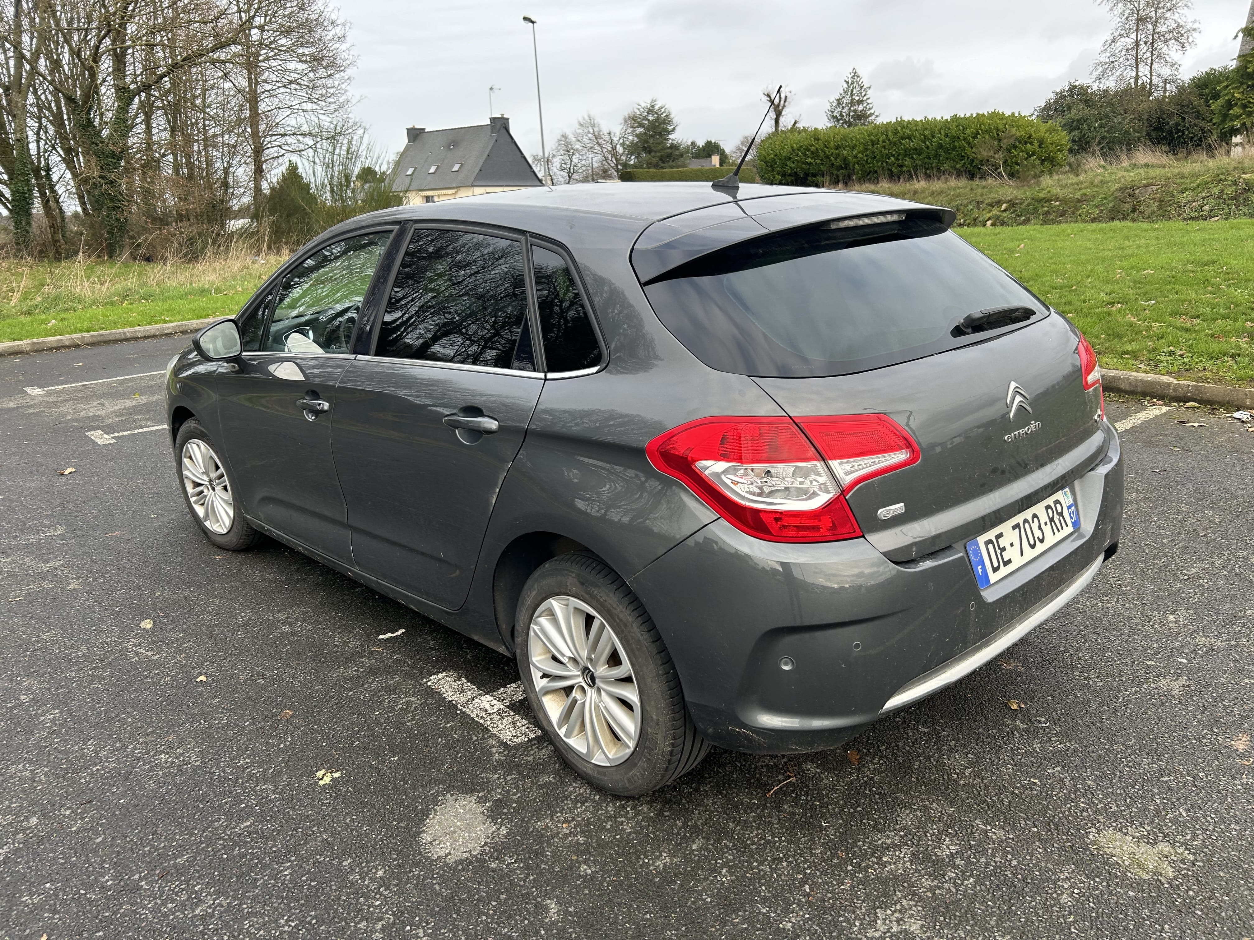 Citroen C4 1.6 e-hdi 115cv avec GPS