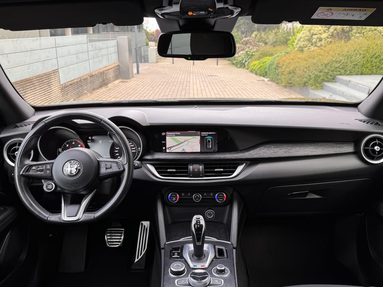 Alfa-Romeo Stelvio mit Navigationsgerät