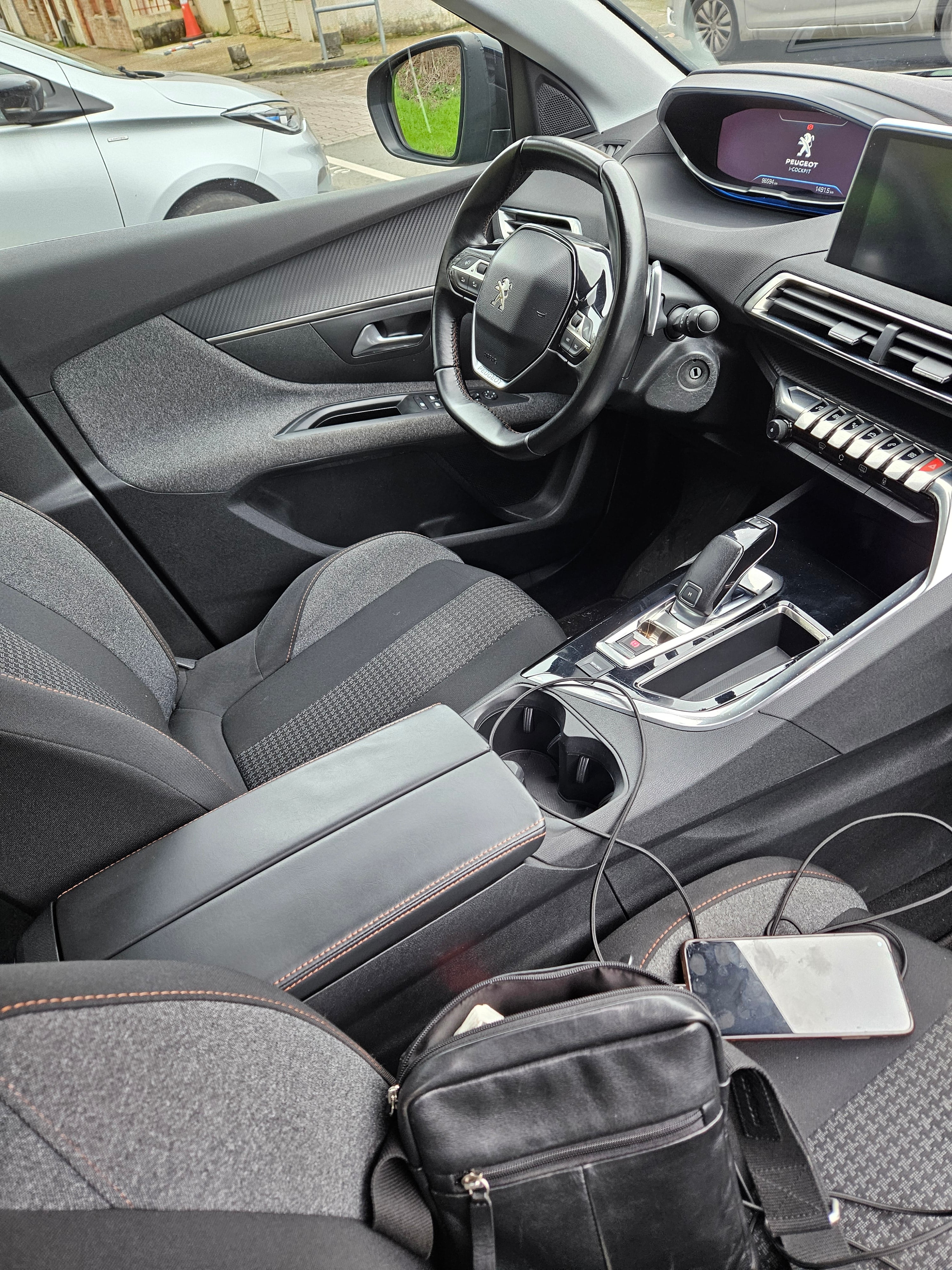 Peugeot 5008 avec GPS