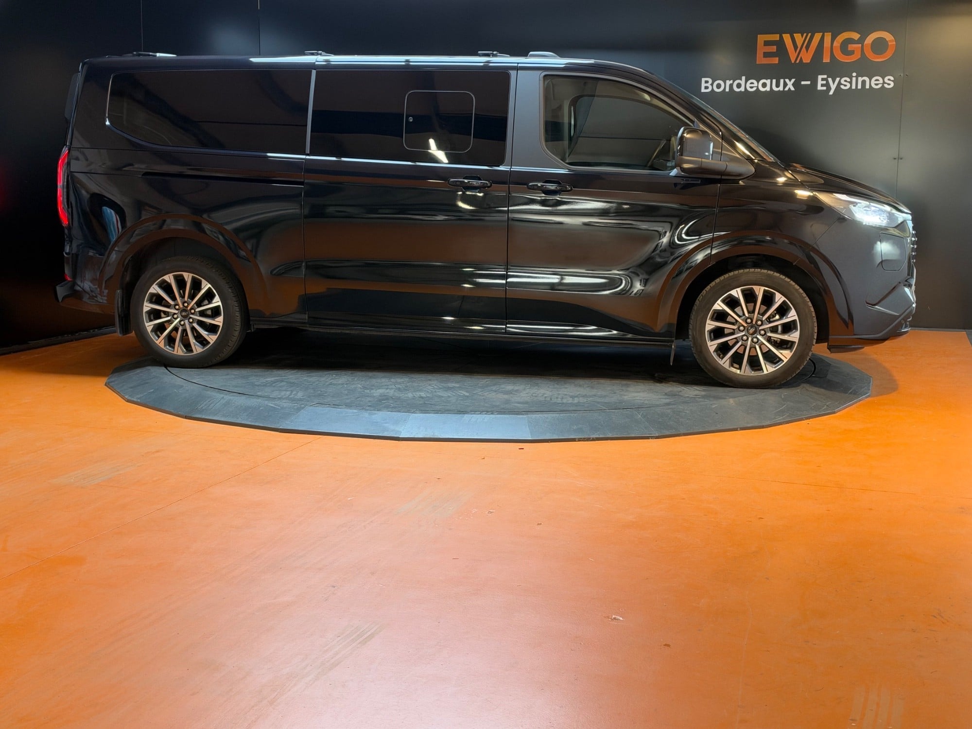 Ford Tourneo Custom, 2024, Essence 95 / Électrique (hybride), automatique, 8 places