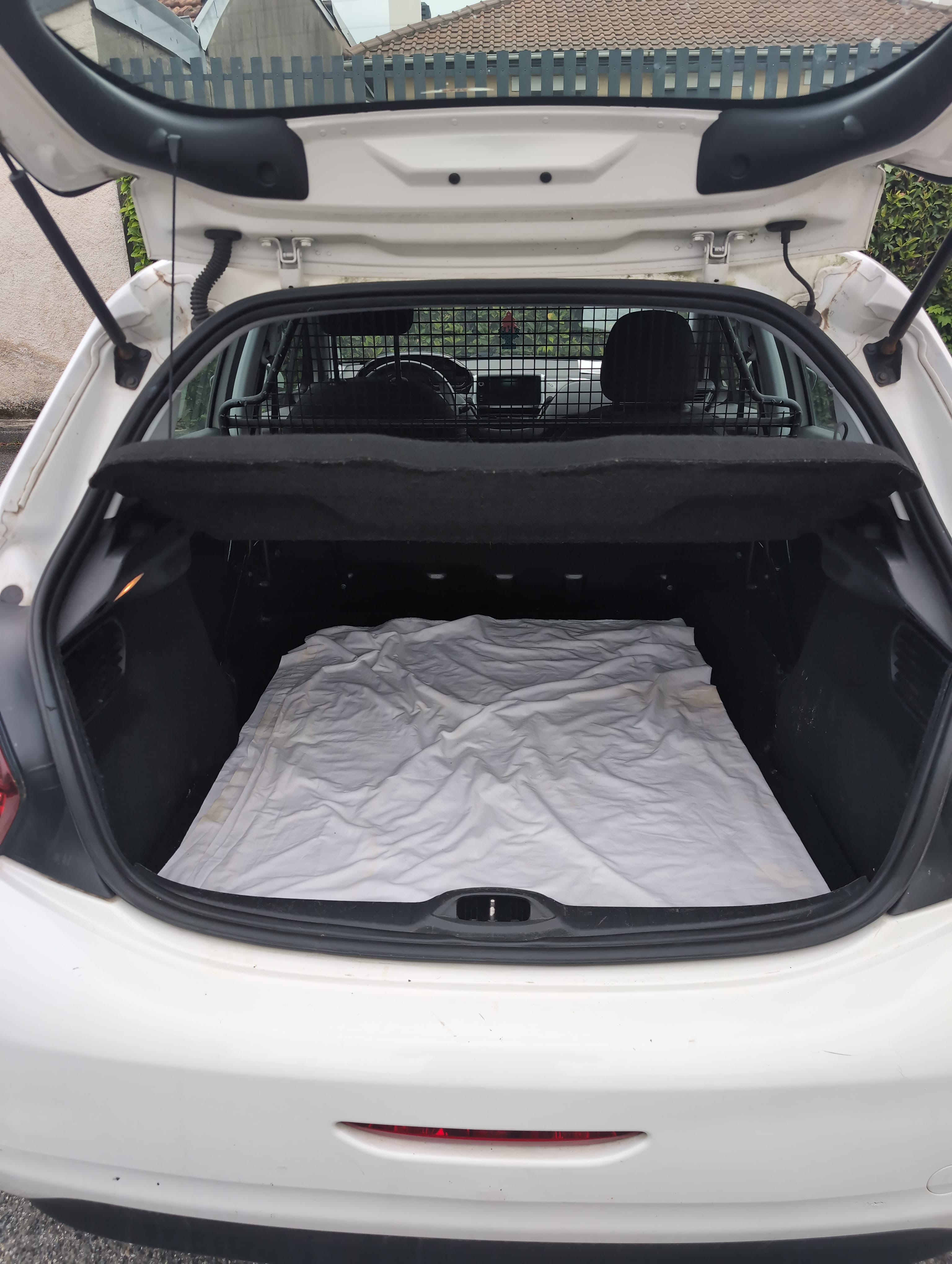 Peugeot 208 Société 1.6 HDI 75CV coffre XXL avec Entrée audio / iPod