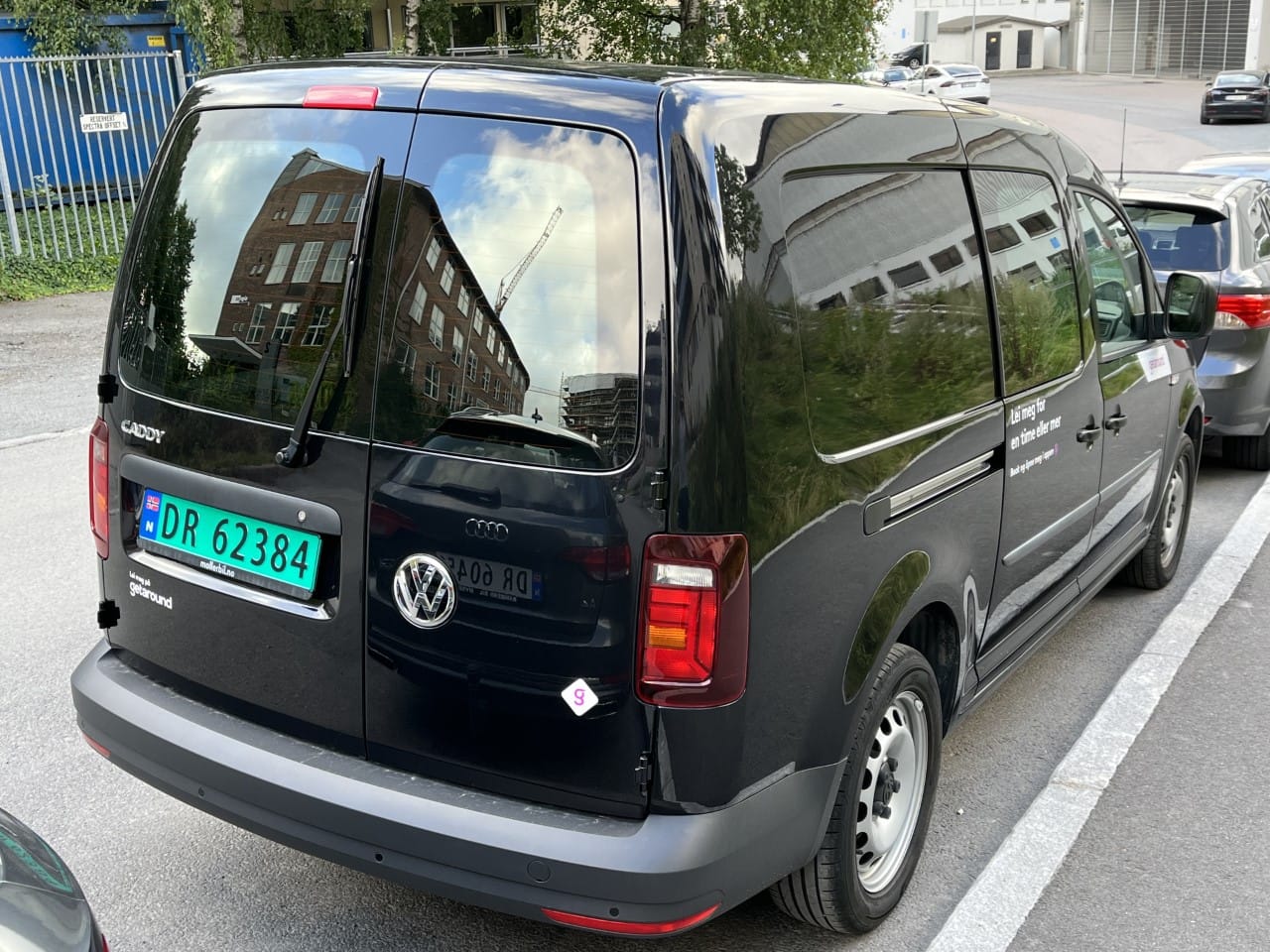 Volkswagen Caddy Varebil 1.4l bensin (Maxi versjon) - innendørs parkering med Lydinngang