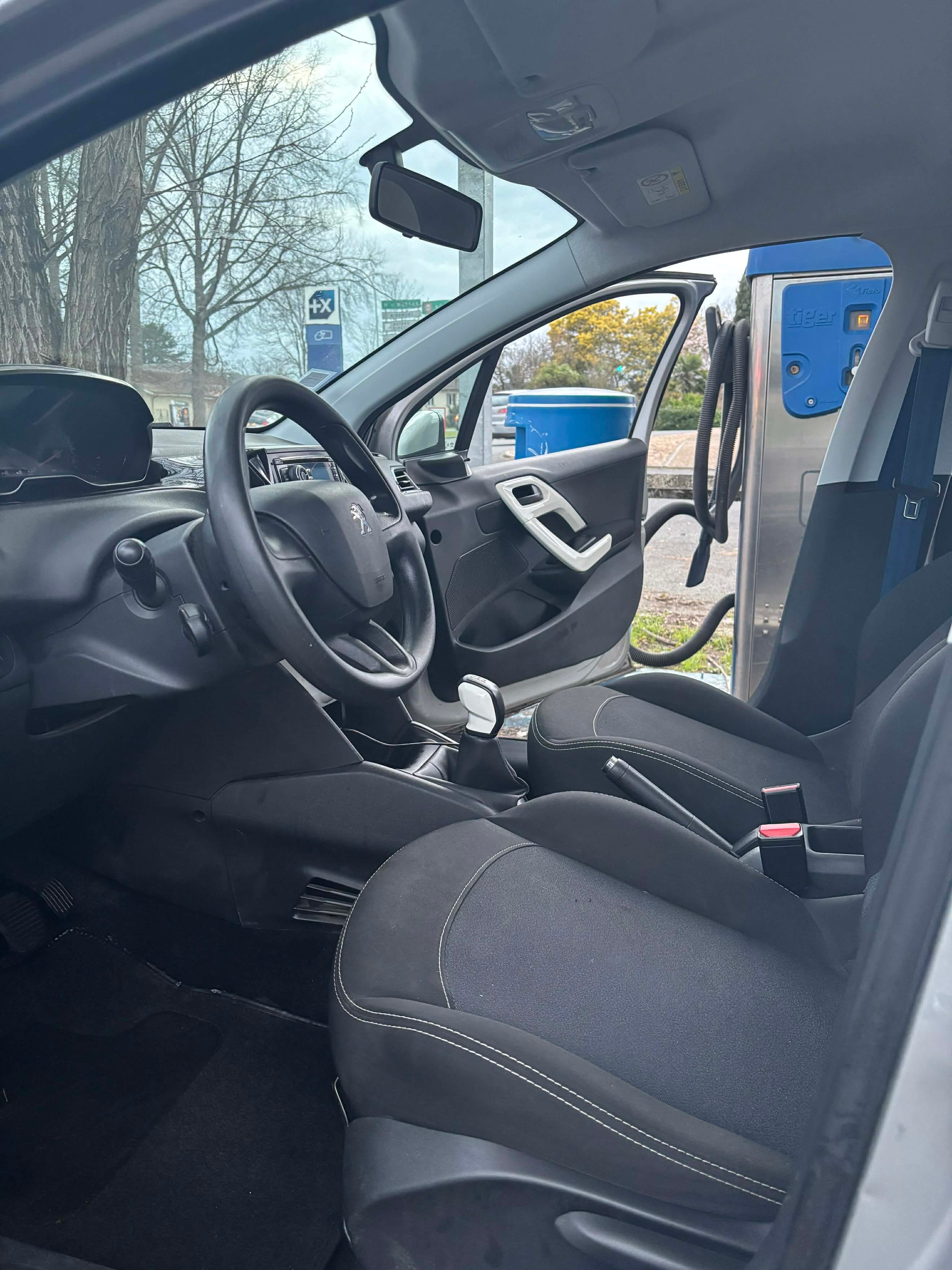 Peugeot 208, 2014, Essence 95