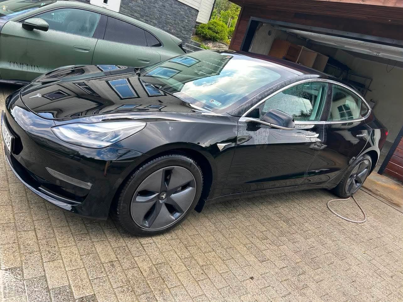 Tesla Model 3 med GPS