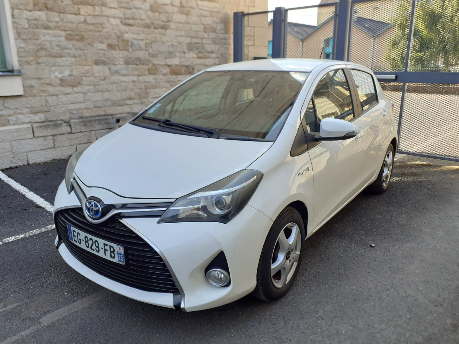 Toyota Yaris Hybride, 2016, Essence 98 / Électrique (hybride), automatique