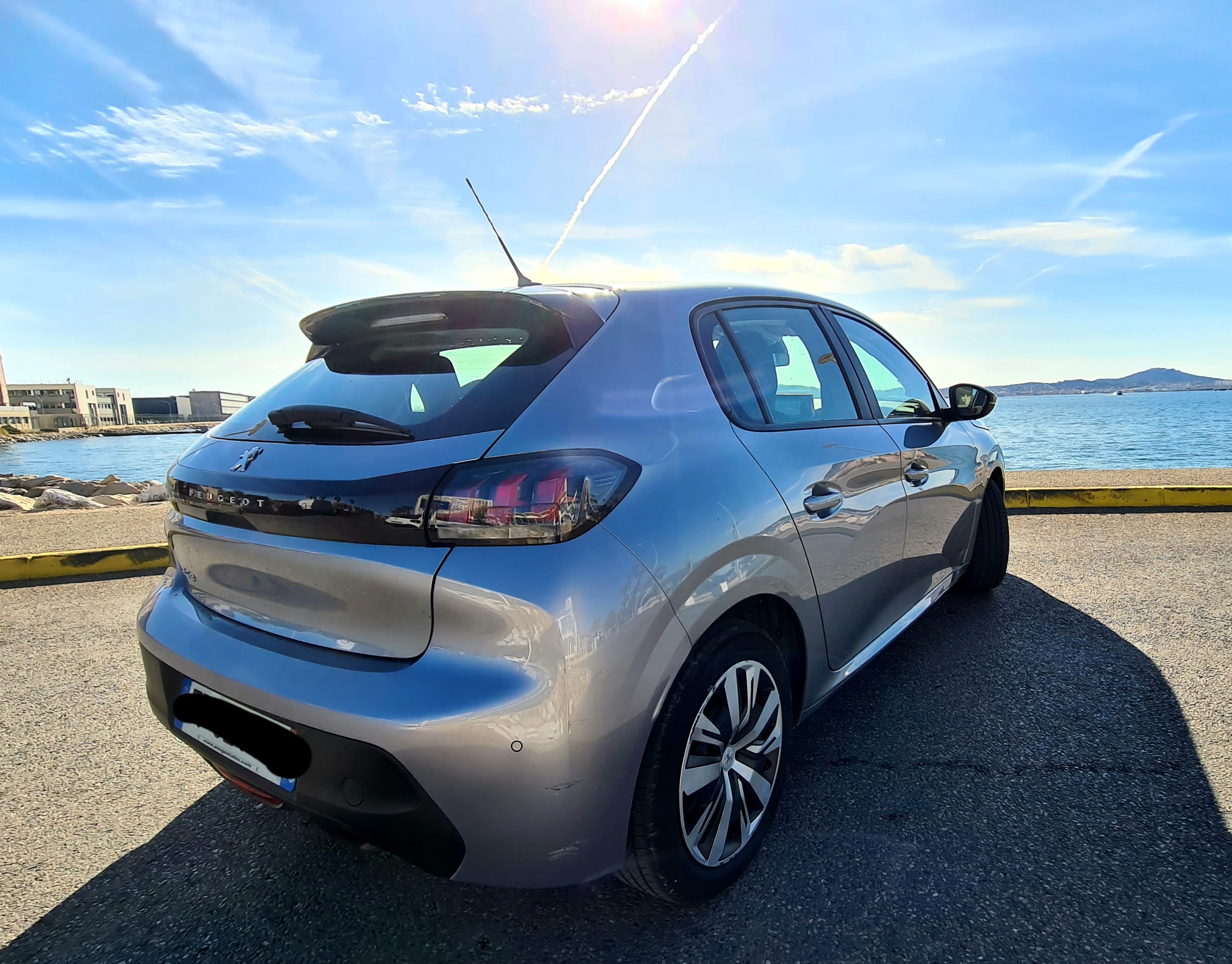 Peugeot 208 Grise 2023 avec GPS