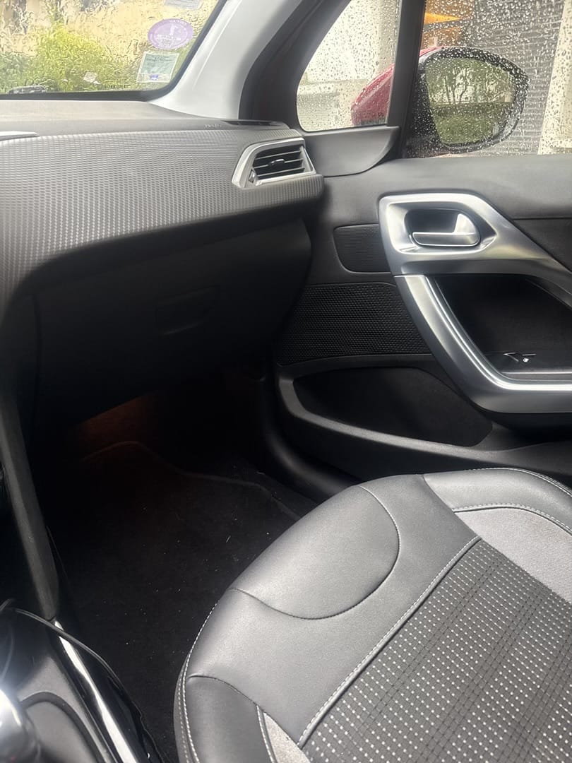 Peugeot 2008 prise en charge et retour ultra faciles. Flexible 24/7 – Parking privé avec Android Auto