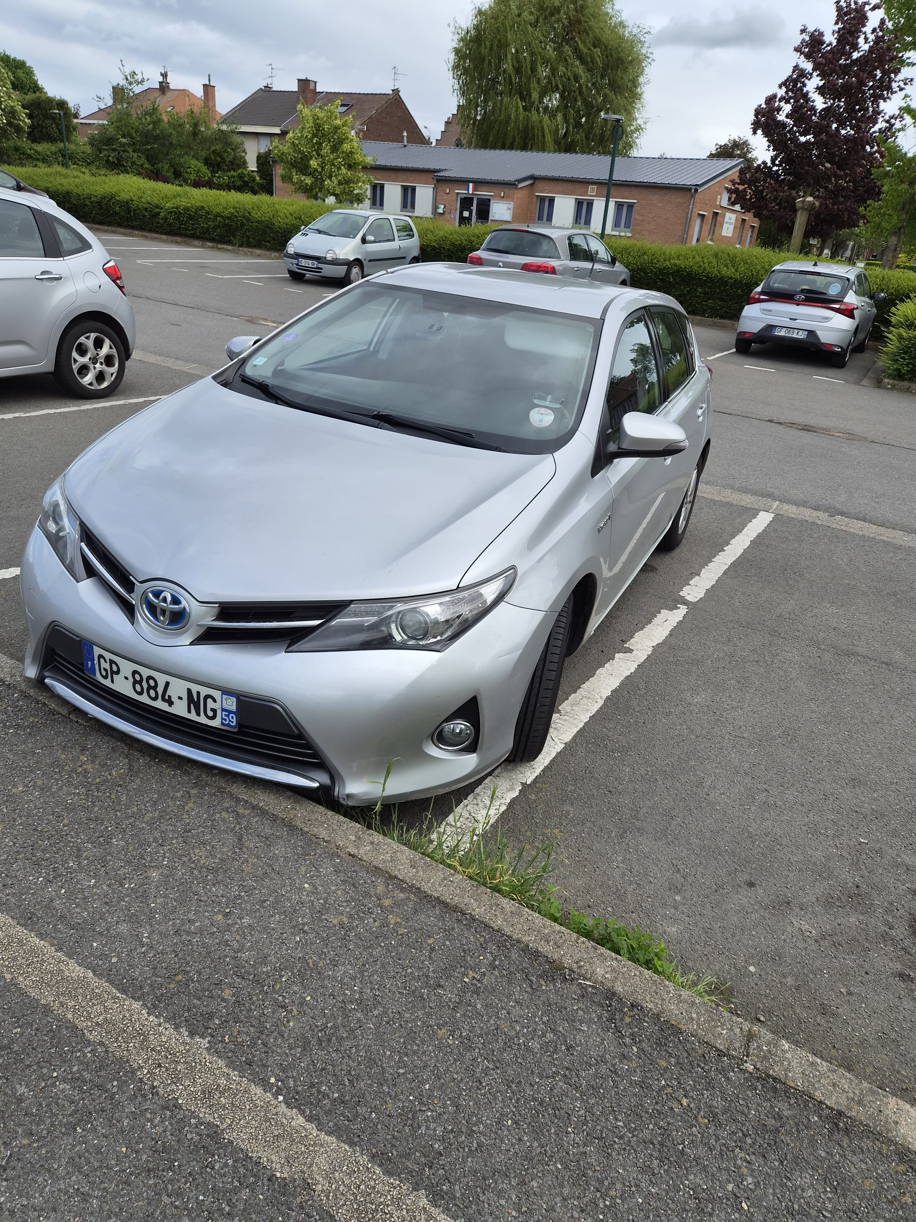 Toyota Auris, 2014, Essence 95 / Électrique (hybride), automatique