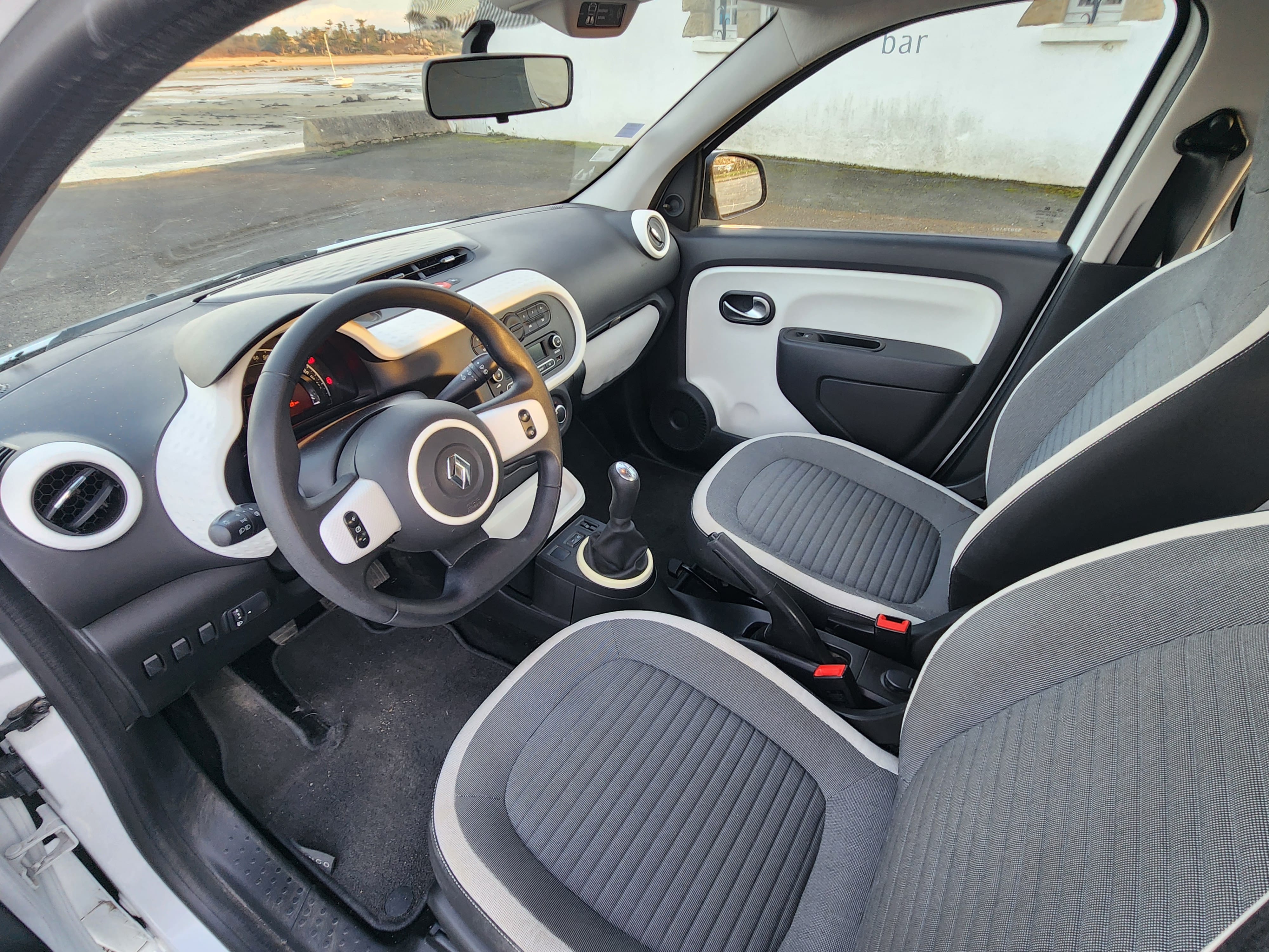 Renault Twingo Climatisée et Economique avec Autoradio