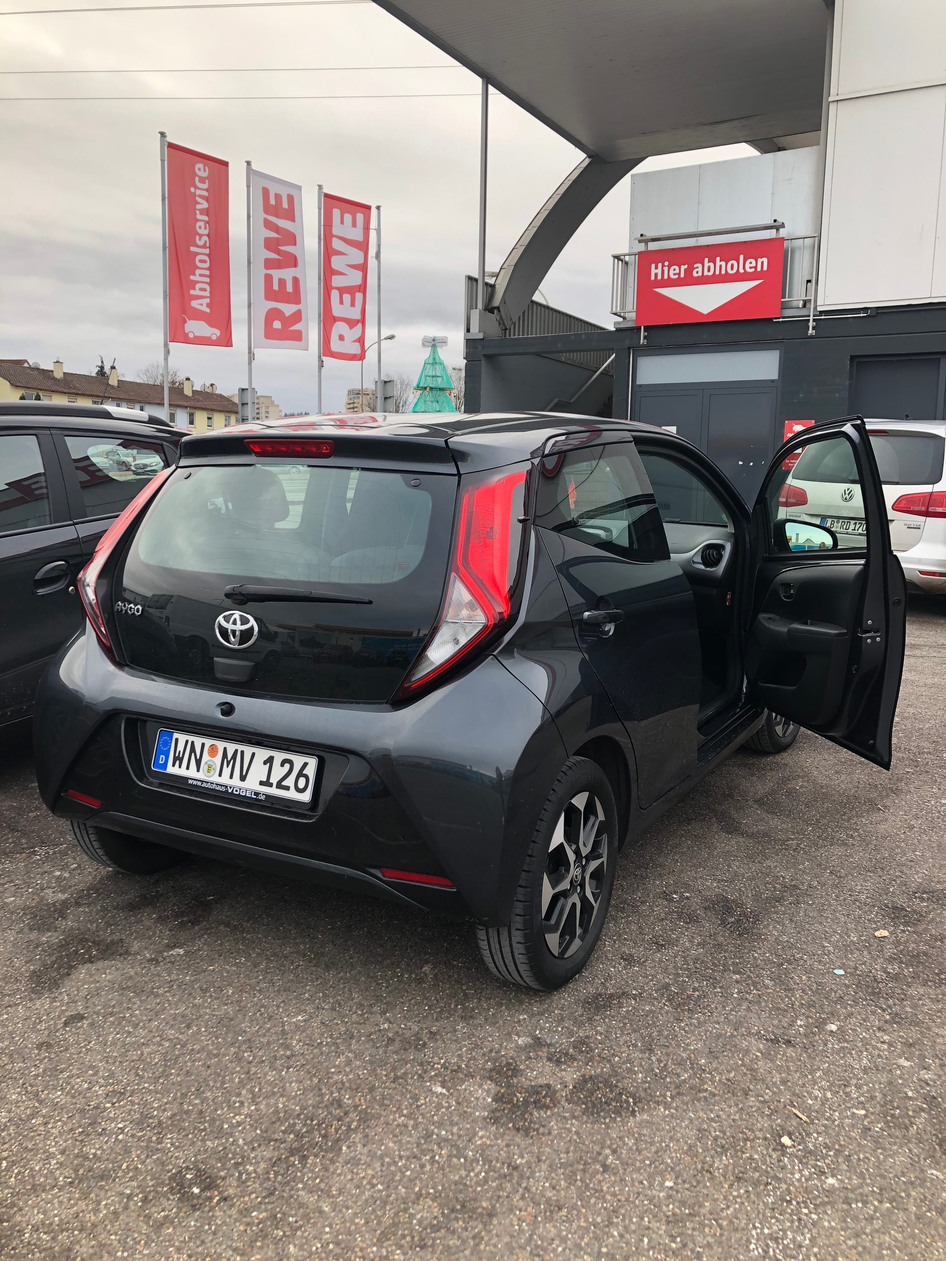 Toyota Aygo X mit Kindersitz