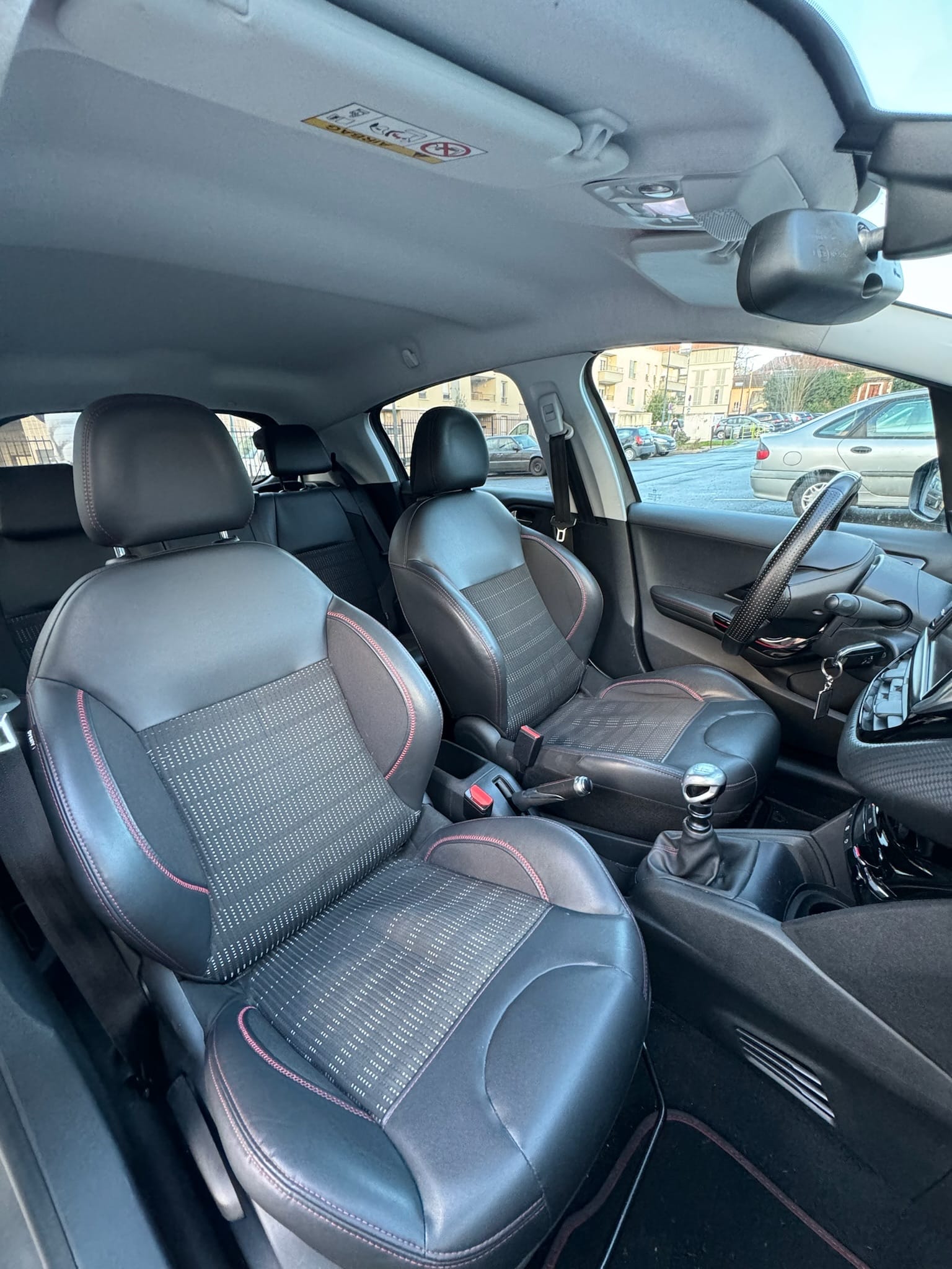 Peugeot 208 avec Entrée audio / iPod