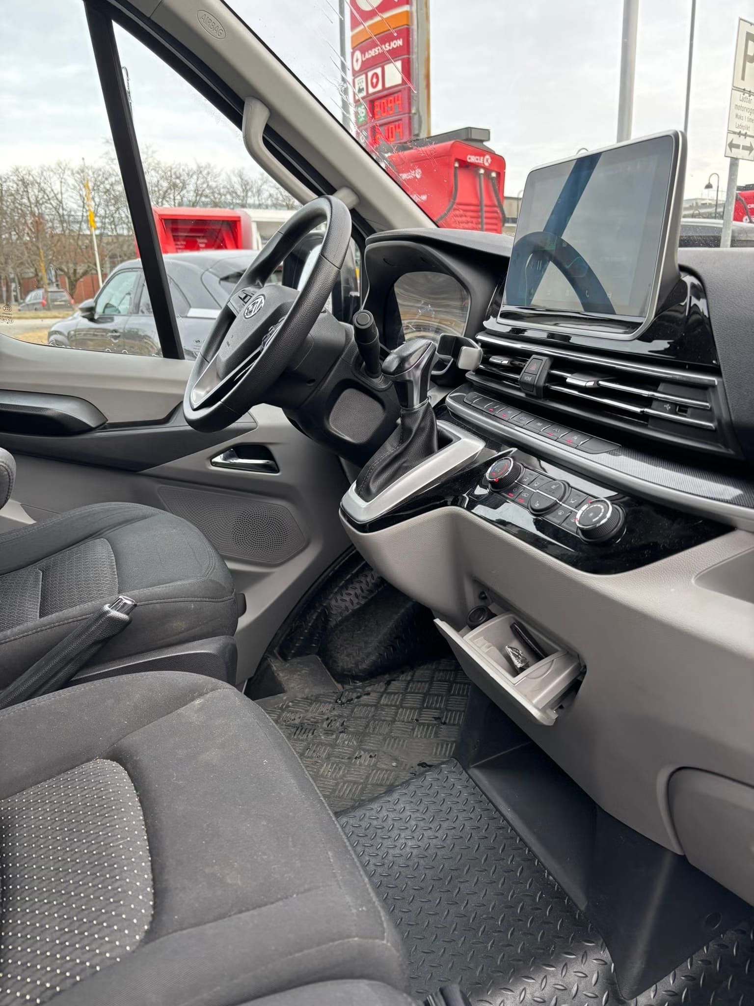 Maxus eDeliver 9 with Backup camera
