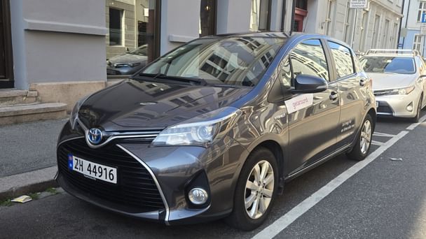 Toyota Yaris Hybrid 1,5 Bensin, Automat inkl. BEBOERKORT SONE parkering, 2015, Blyfri 95 / Elektrisk (hybrid), automatisk
