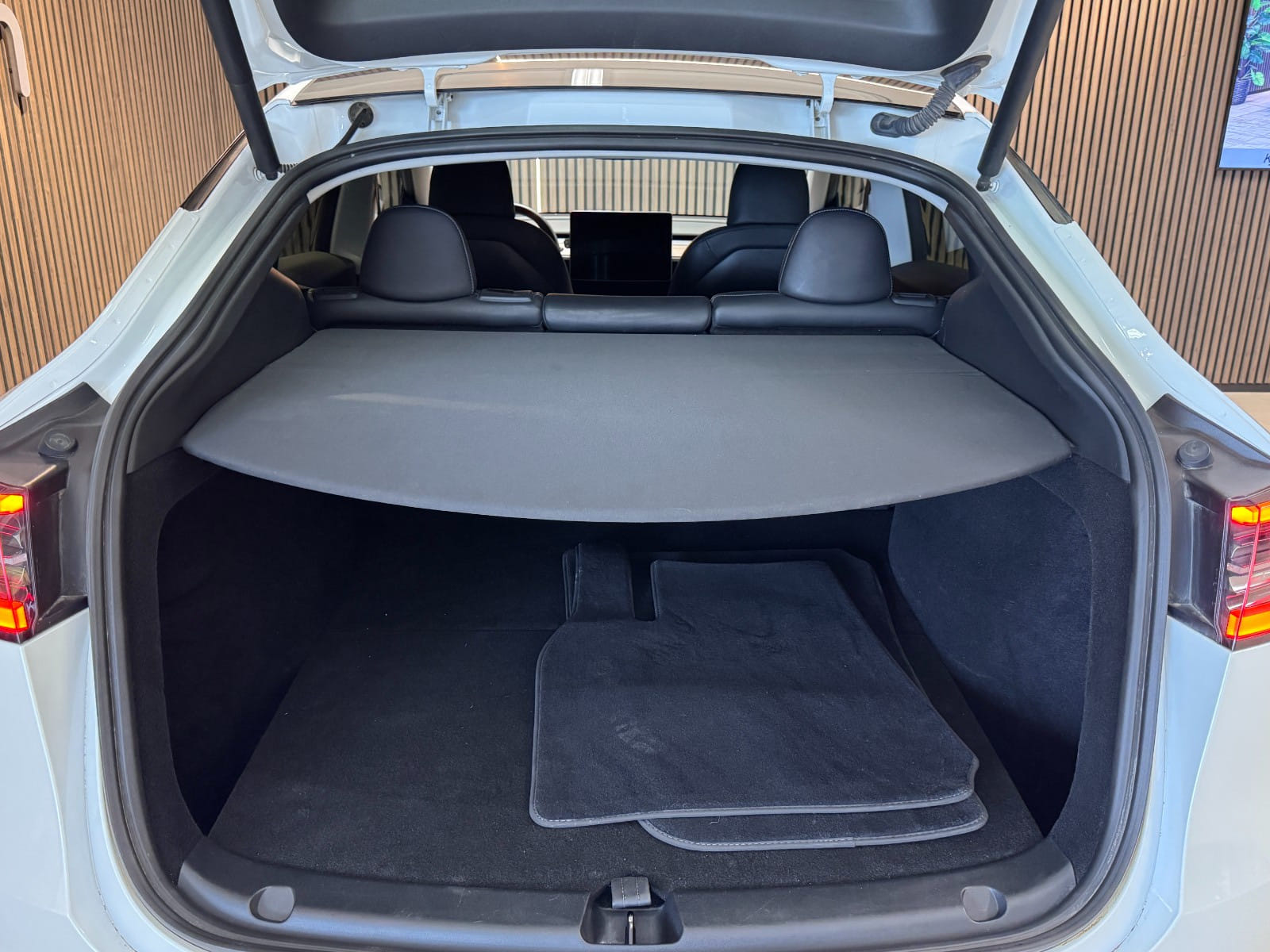 Tesla Model Y Performance med Bluetooth audio