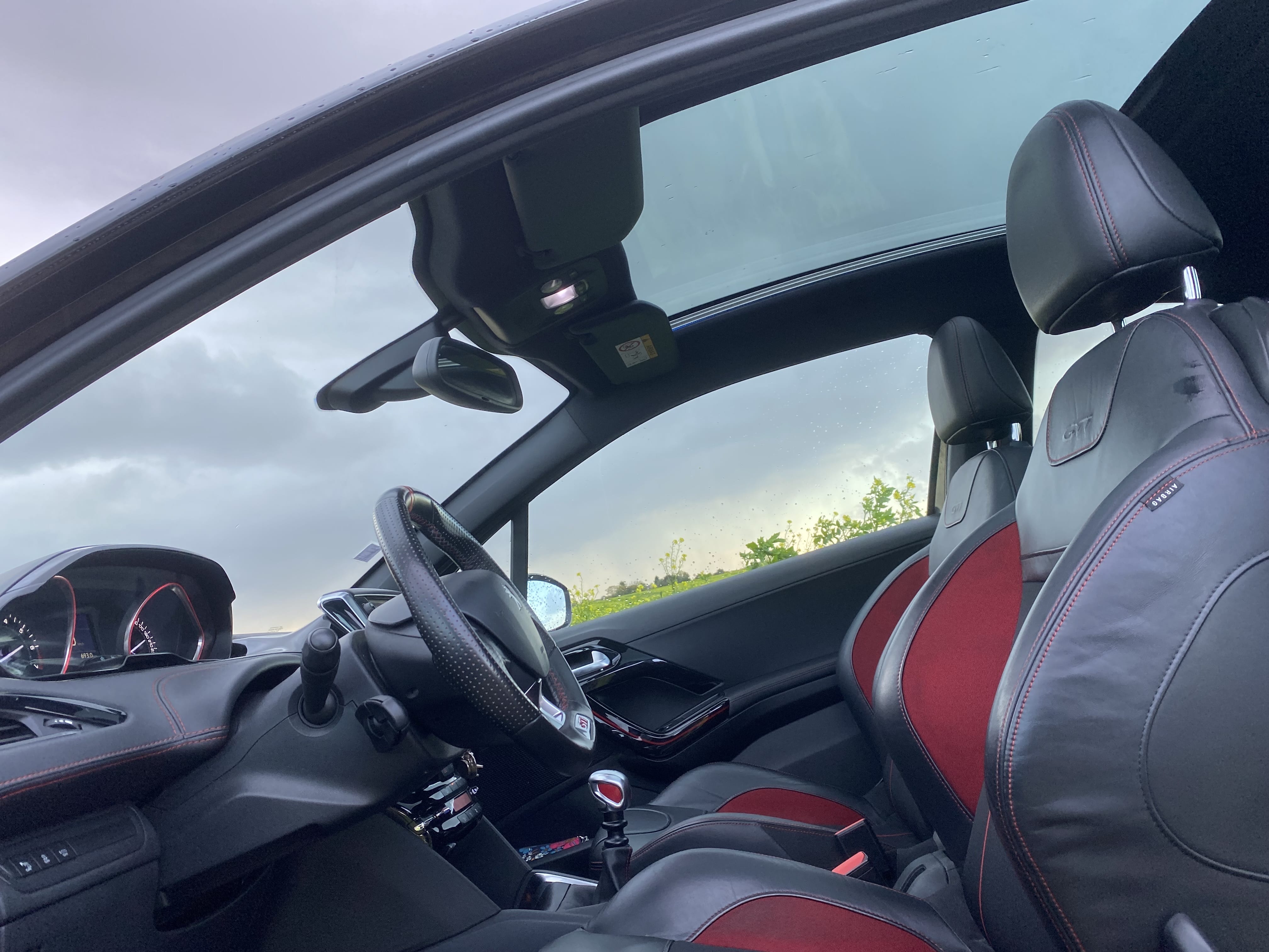 Peugeot 208 GTI avec Apple CarPlay