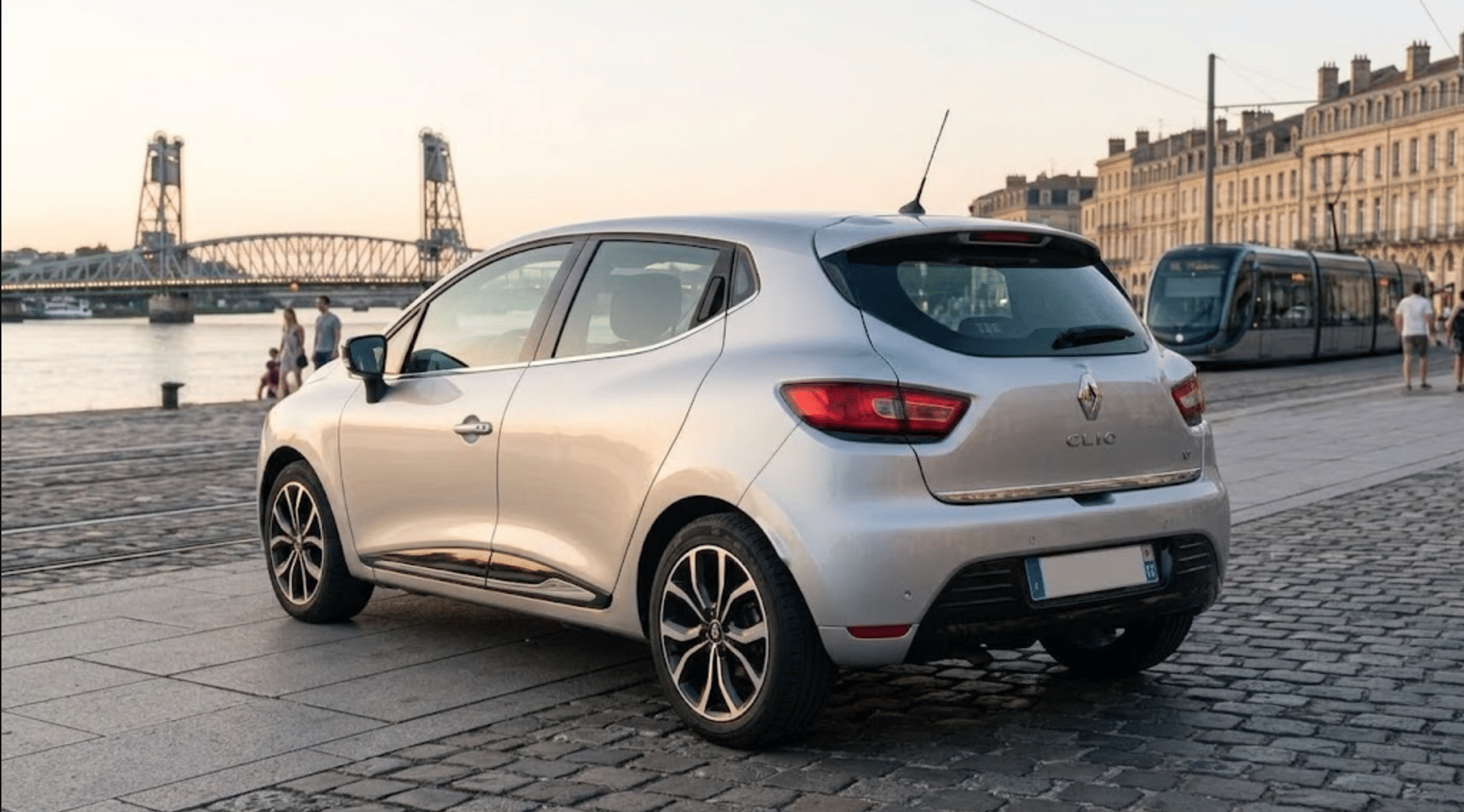 Renault Clio  Renault Clio 4 90cv – Louez facilement à Bordeaux, proche centre-ville, tramway et gare con Control de velocidad