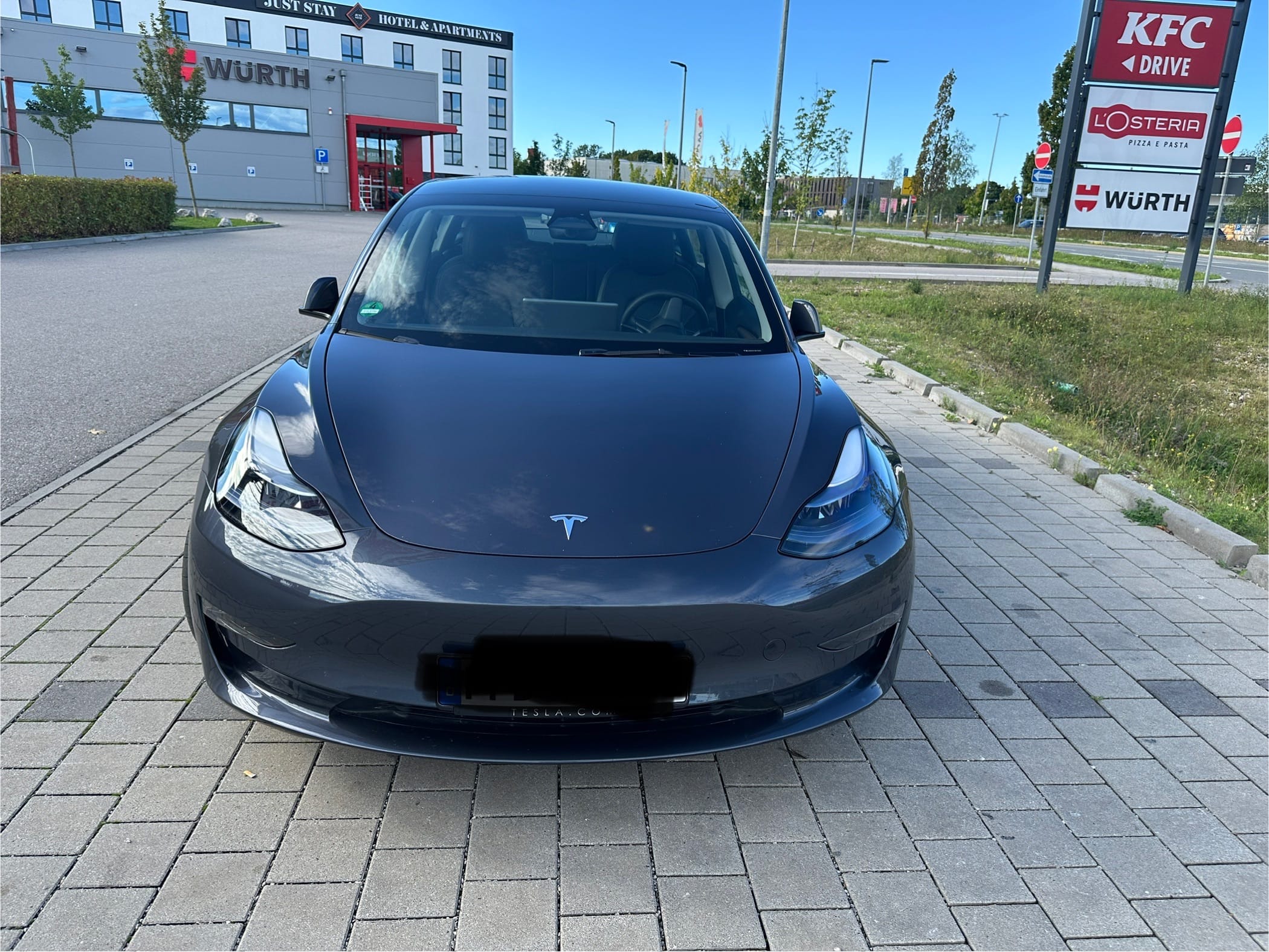 Tesla Model 3 Performance Allradantrieb, Automatik, 2 Elektromotoren mit 4-Rad-Antrieb