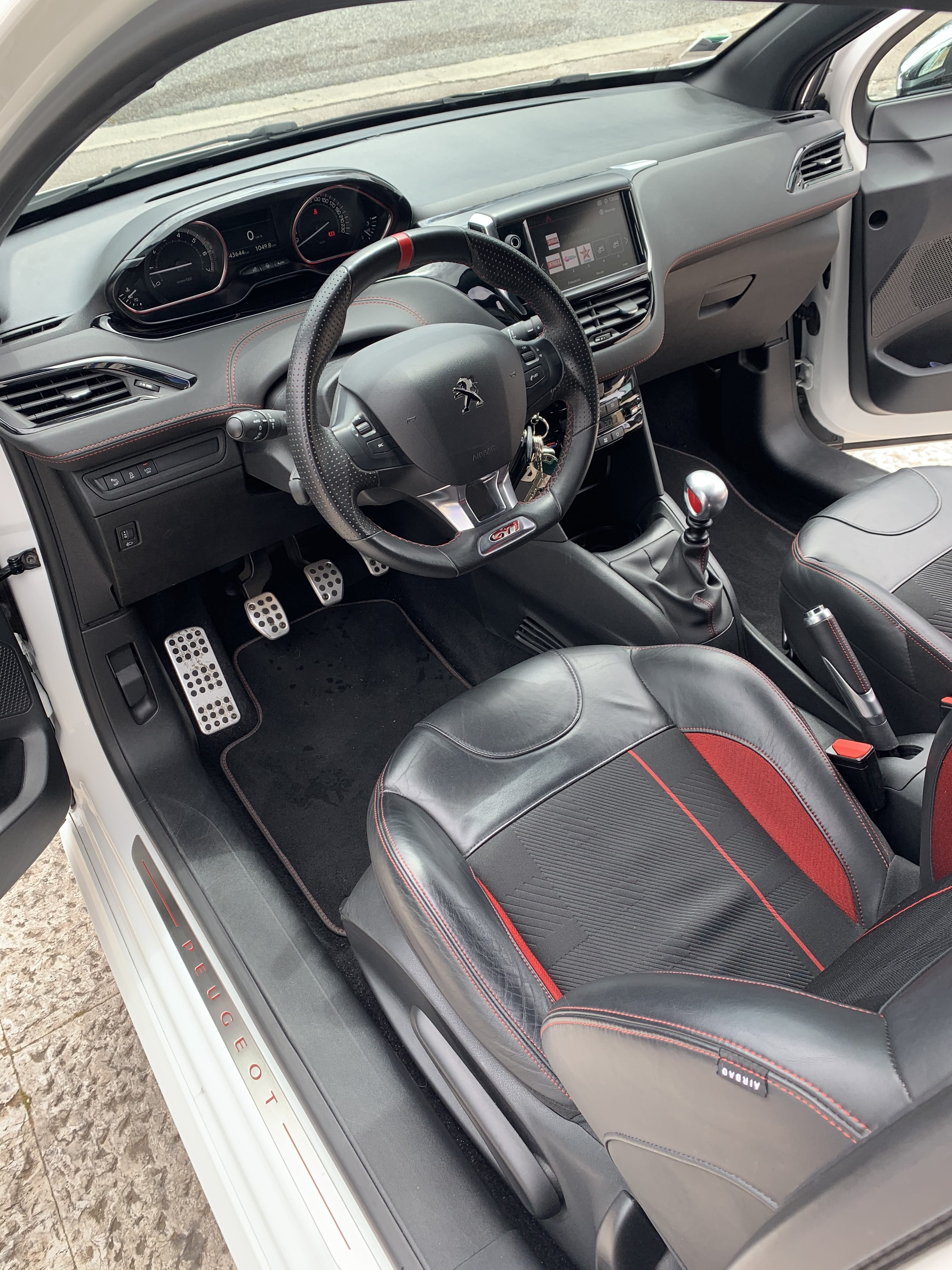 Peugeot 208 GTI 1,6 HDI 208CH avec GPS