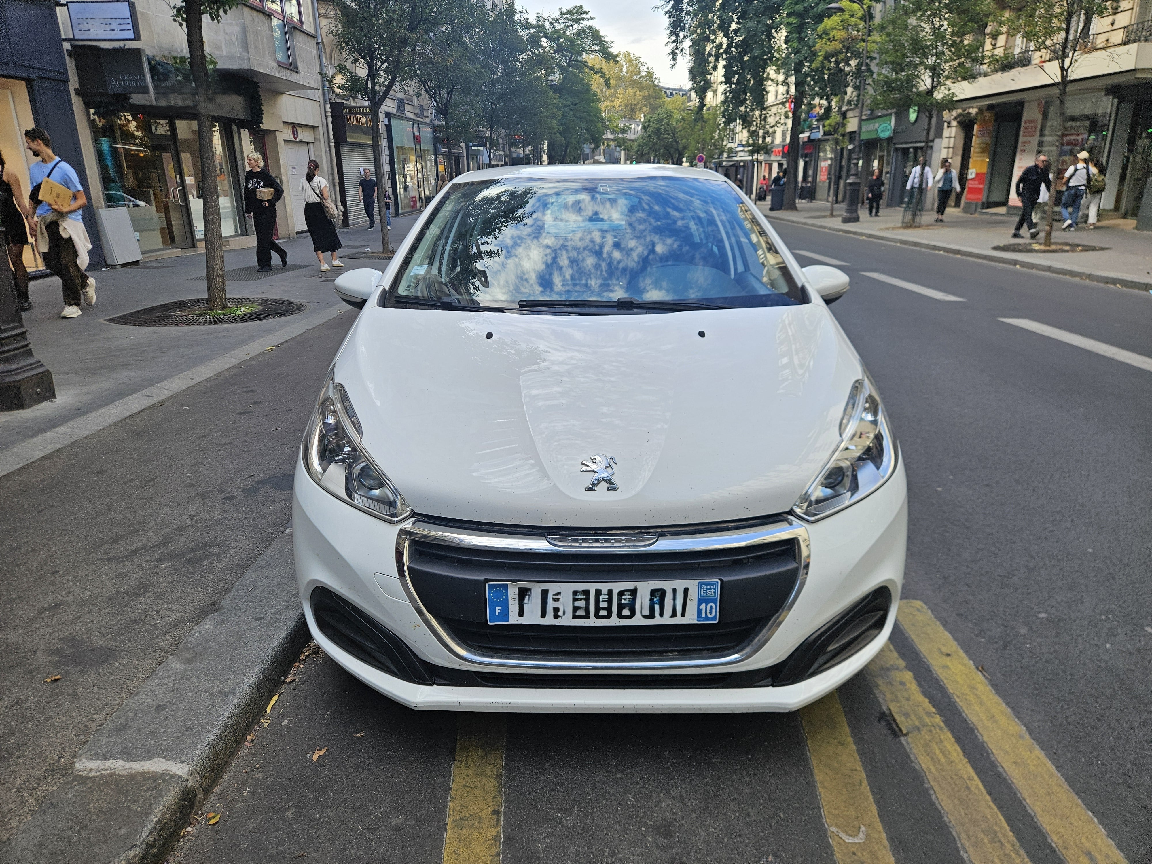 Peugeot 208 Phase II with USB charging ports