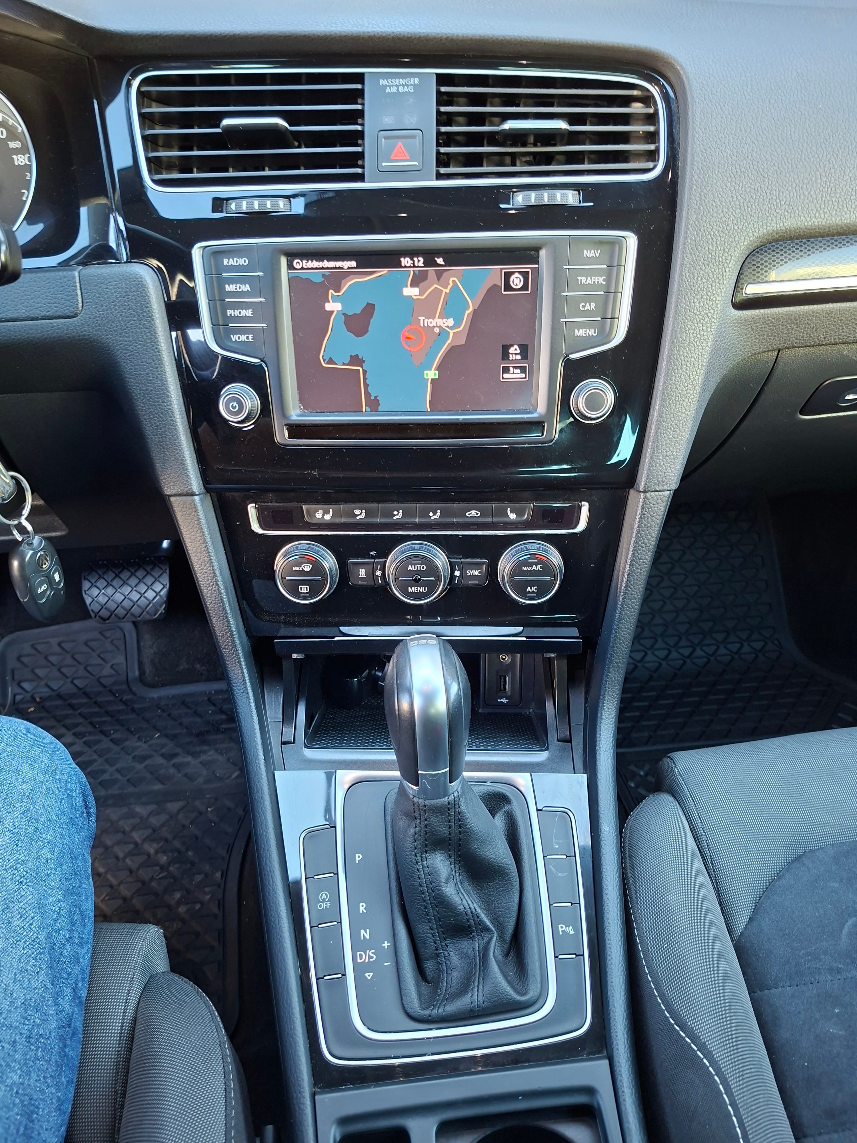 Volkswagen Golf mit Autoradio